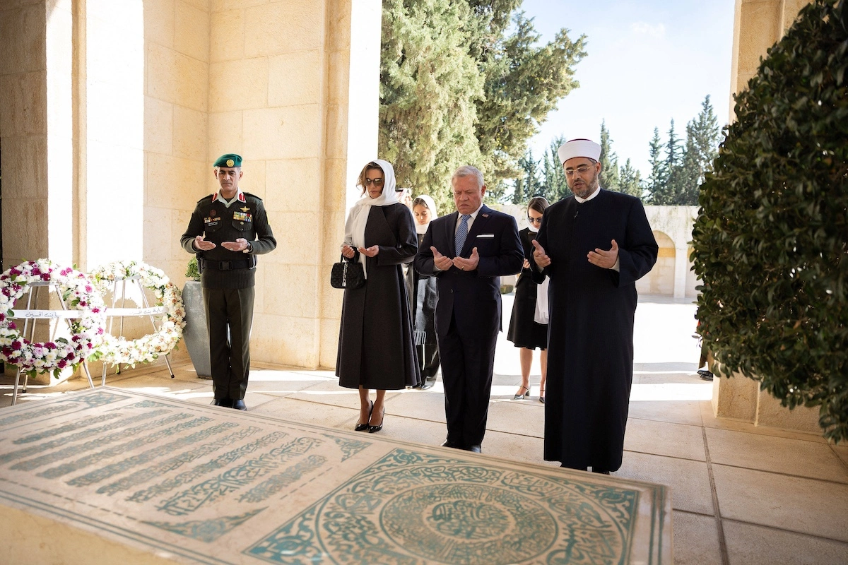7. Februar 2024: Zum 25. Todestag von König Hussein beten die jordanischen Royals an seinem Grab. © IMAGO / ABACAPRESS