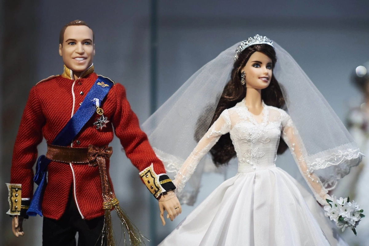 2017 wurden diese Barbie-Puppen von Prinz William und Prinzessin Kate in Madrid ausgestellt. © IMAGO / PPE