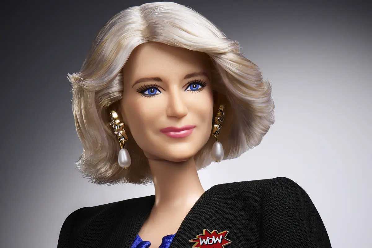 Im März 2023 bekam Königin Camilla diese Barbie geschenkt. „Danke, dass sie mit etwa 50 Jahre jünger gemacht haben“, scherzte sie. © IMAGO / Cover-Images
