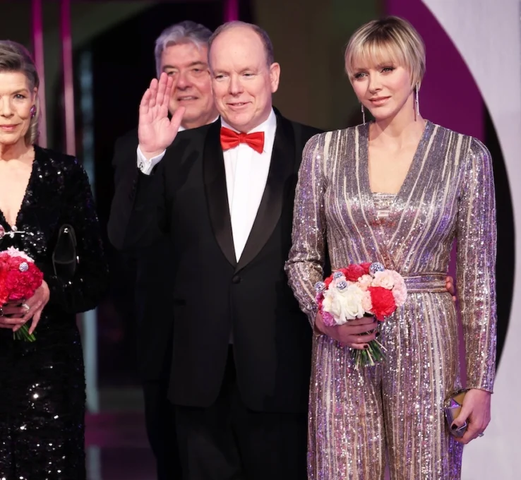 Prinzessin Caroline, Fürst Albert und Fürstin Charlène von Monaco beim Rosenball 2024
