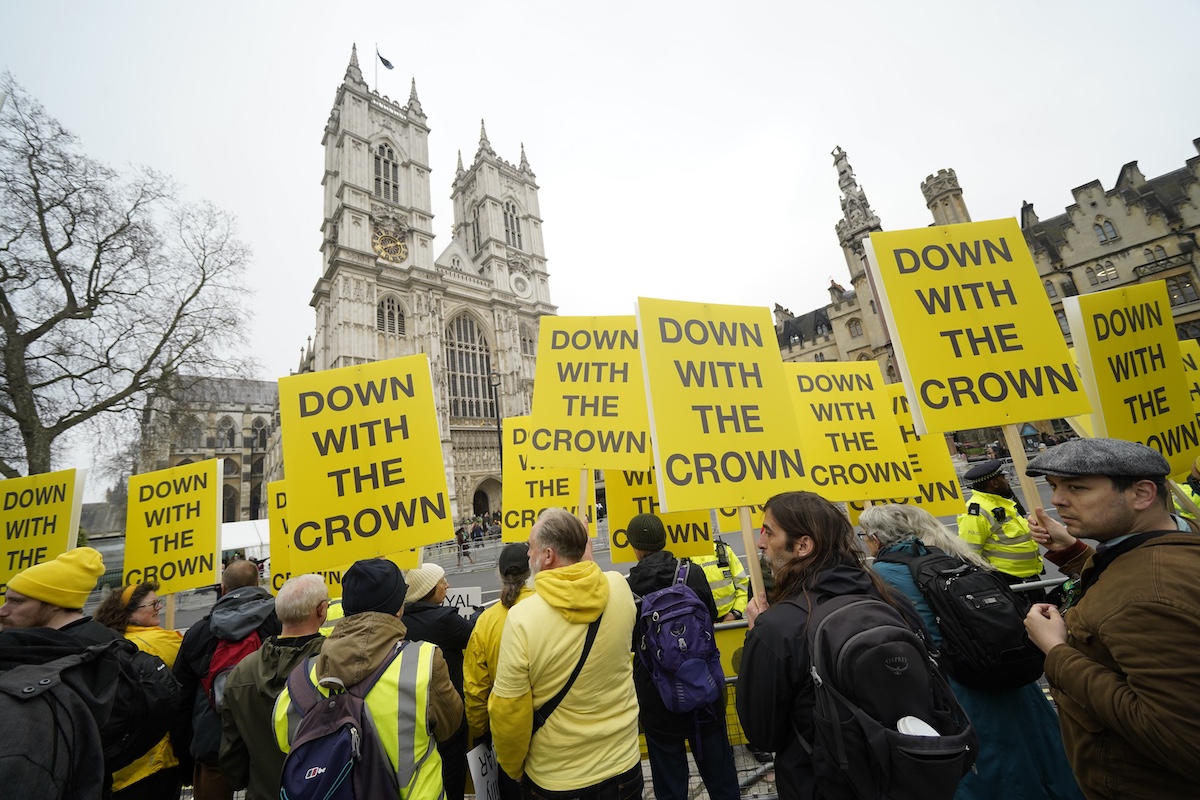Demonstranten fordern das Ende der Krone. Die Royals ignorierten die Proteste. © picture alliance / empics | Lucy North
