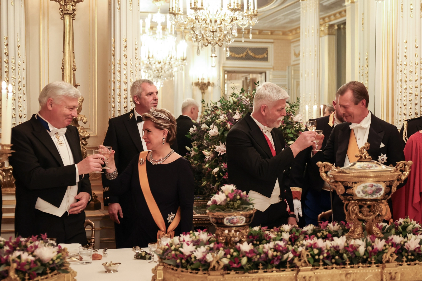 Die Royals stoßen mit ihren Gästen an. © Maison du Grand-Duc / Sophie Margue