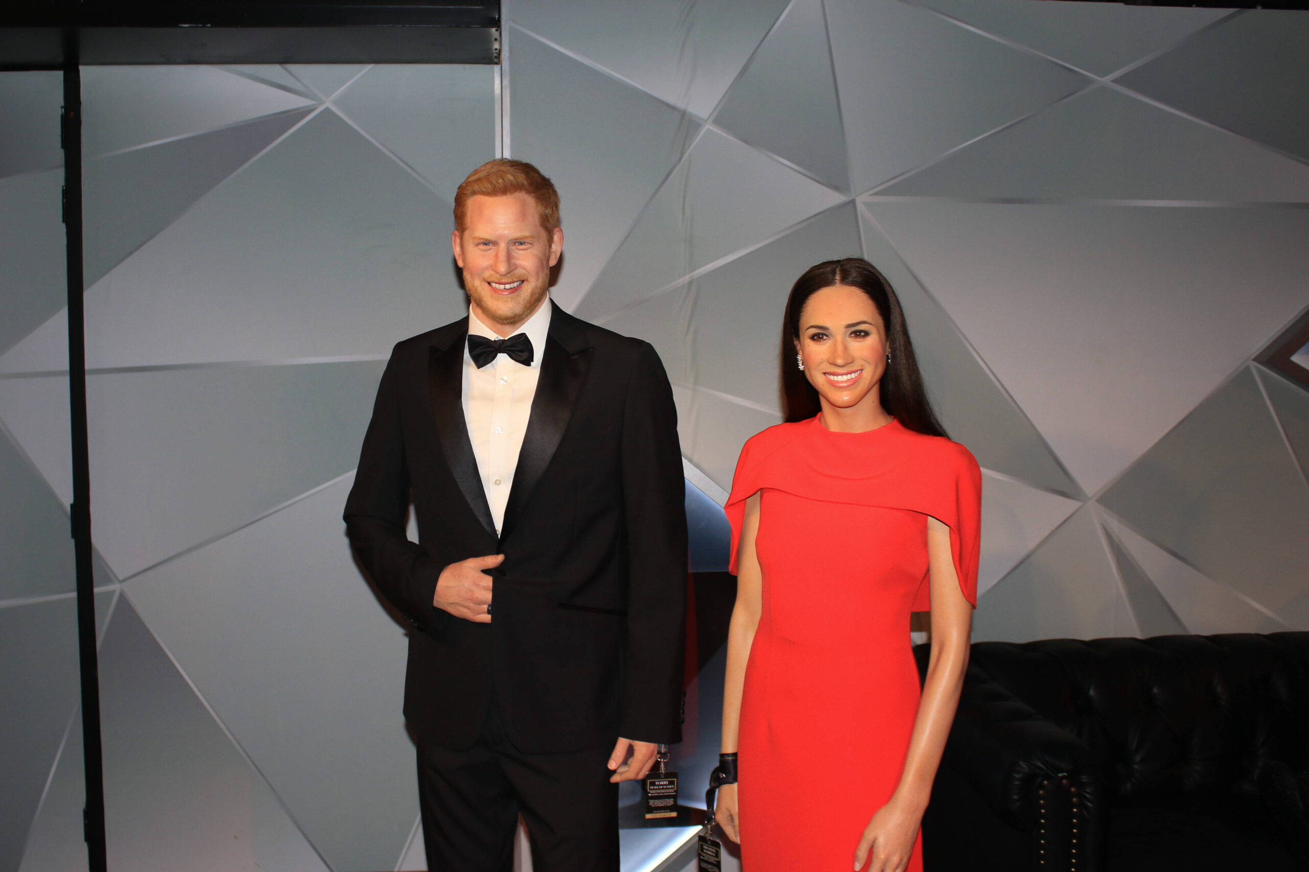 Herzogin Meghan und Prinz Harry stehen als Wachsfiguren bei Madame Tussauds in Amsterdam. Die Kalifornierin trägt eine Kopie ihres roten Cape-Kleides von Safiyaa, das sie im März 2020 beim Mountbatten Festival of Music trug. © IMAGO / Daniel Scharinger