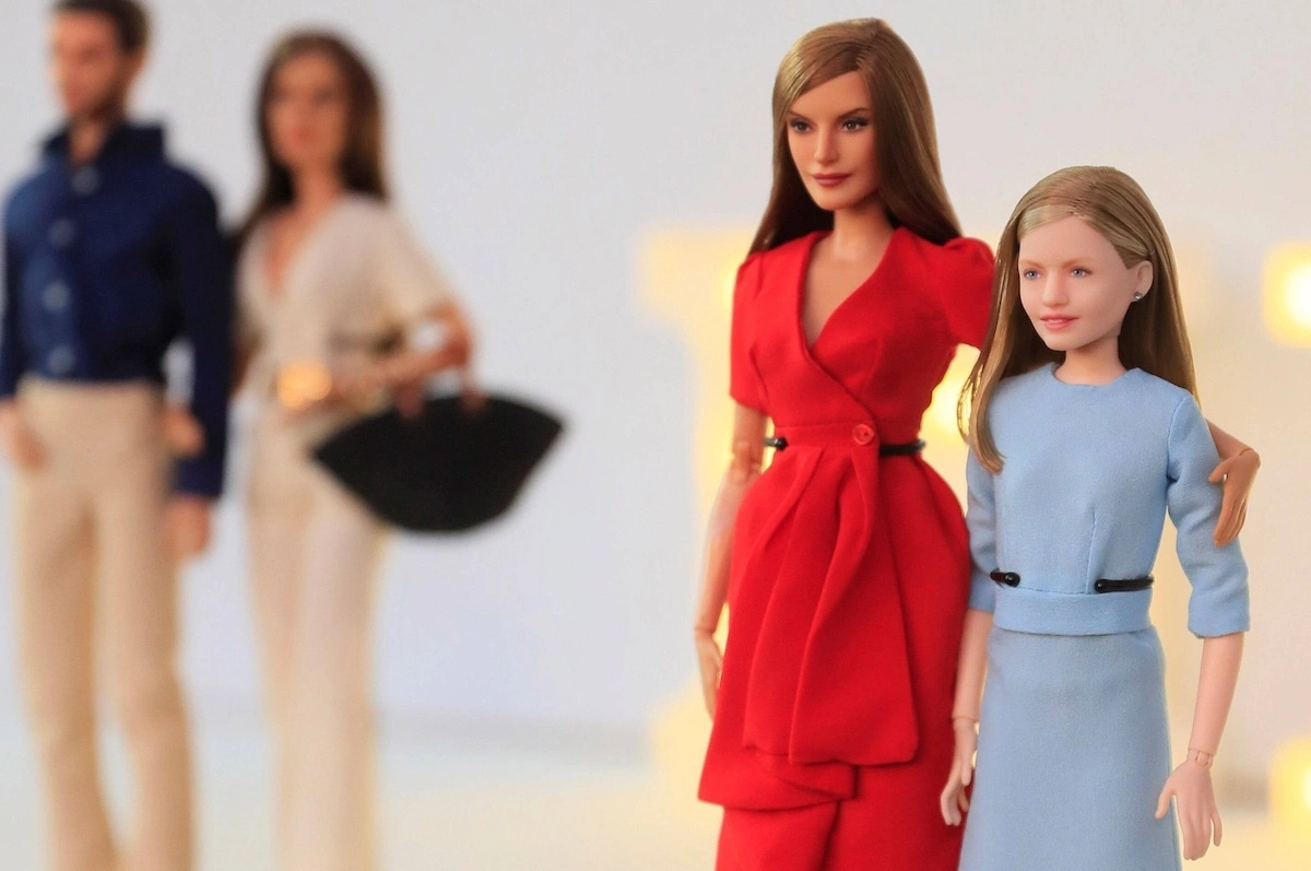 2019 wurden die Puppen von Königin Letizia und ihrer Tochter Prinzessin Leonor vorgestellt. Vasili Barbier und Sergey Amelkox waren die Designer. © IMAGO / Agencia EFE