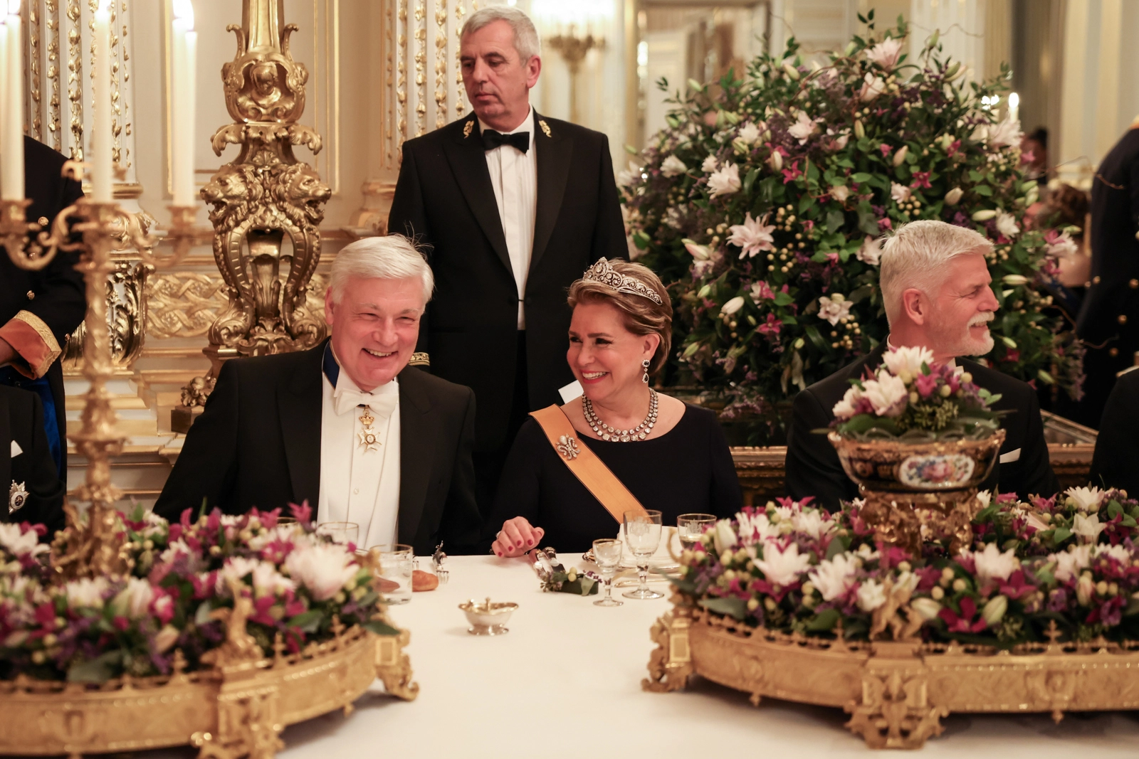 Die Luxemburger Royals beim Gala-Dinner: Maria Teresa von Luxemburg unterhält sich mit ihrem Tischherren vorzüglich. © Maison du Grand-Duc / Sophie Margue