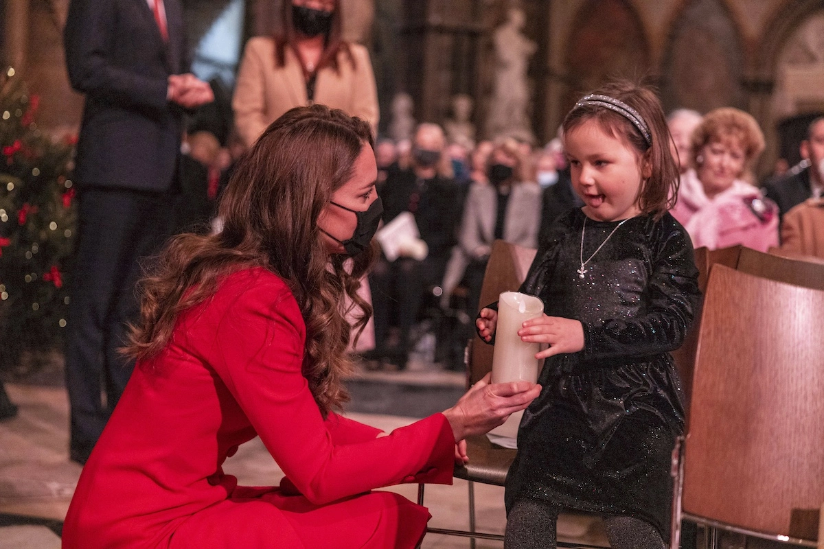 Kate begrüßt Mila beim Weihnachtskonzert. © IMAGO / i Images