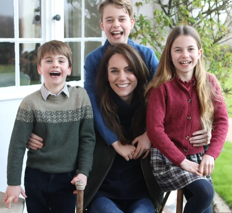 Prinzessin Kate grüßt mit ihren drei Kindern Prinz George, Prinzessin Charlotte und Prinz Louis zum Muttertag.