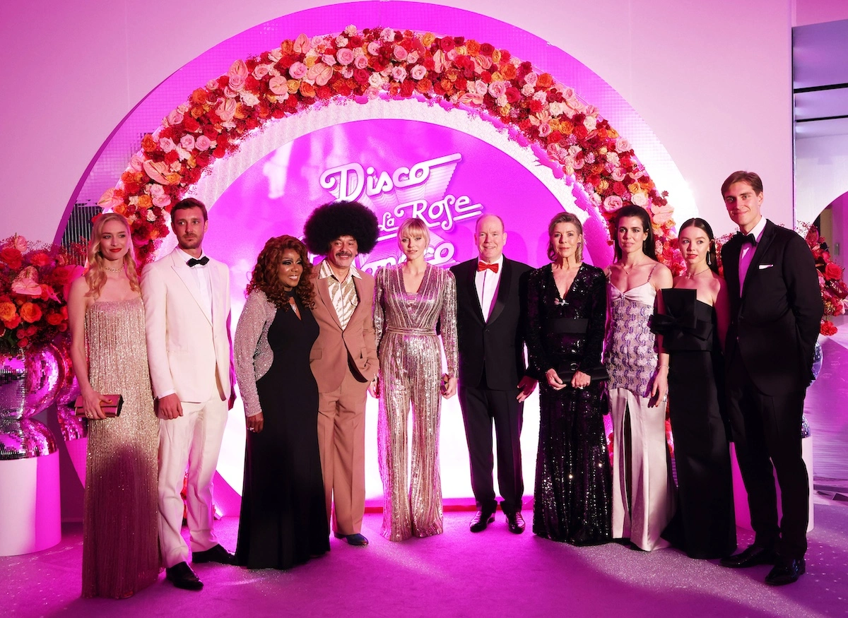Die Fürstenfamilie von Monaco posiert beim Rosenball mit dem Designer Christian Louboutin und Sängerin Gloria Gaynor. © IMAGO / Starface