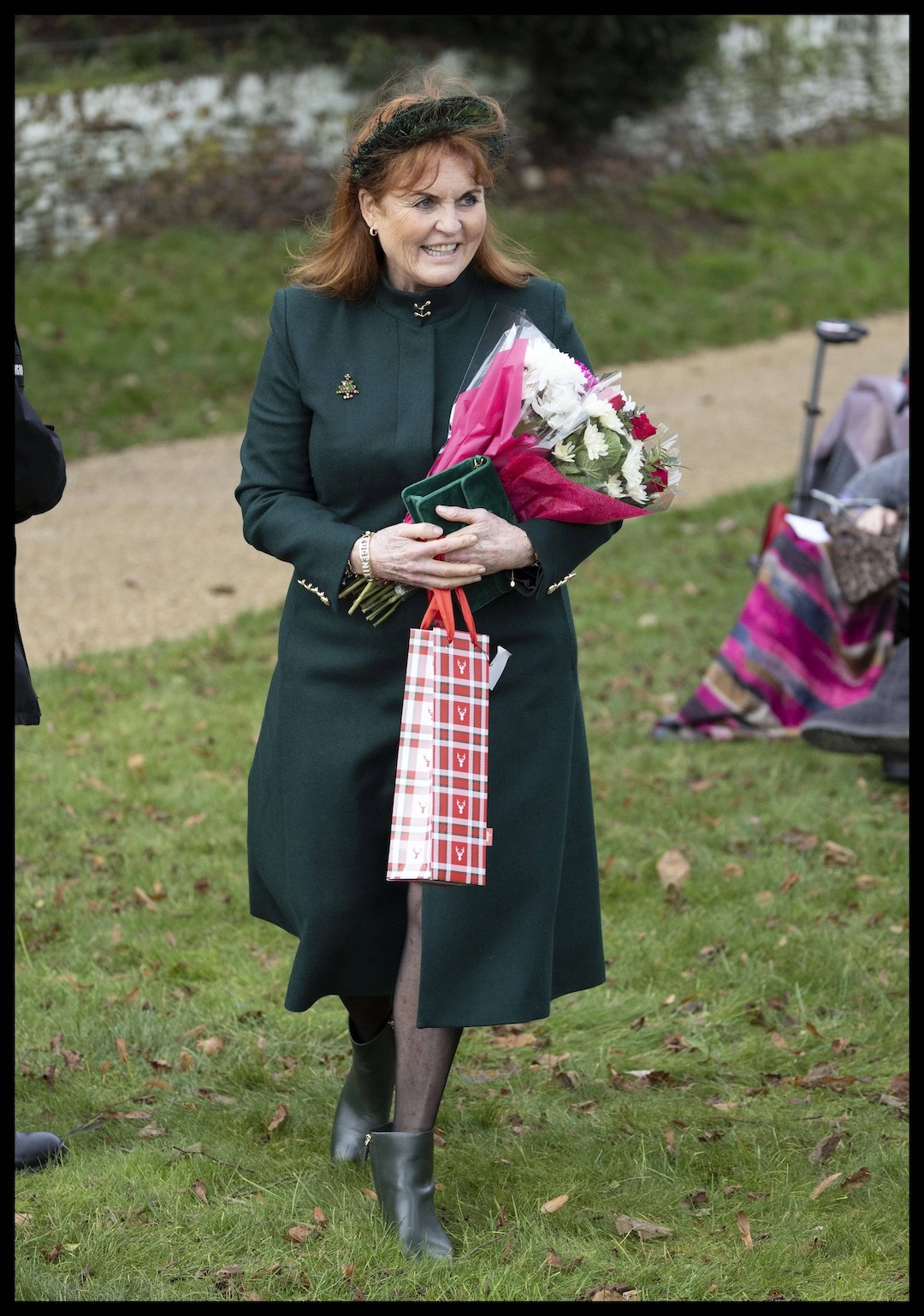 Sarah Ferguson bekam Blumen von Fans geschenkt, als sie mit der Königsfamilie den Gottesdienst besuchte. © IMAGO / i Images
