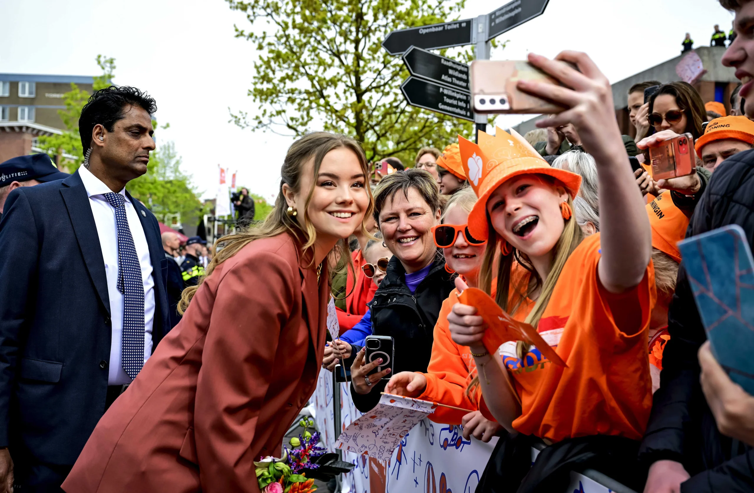 Prinzessin Ariane macht ein Selfie mit einer jungen Frau. © picture alliance / ANP | Mischa Schoemaker