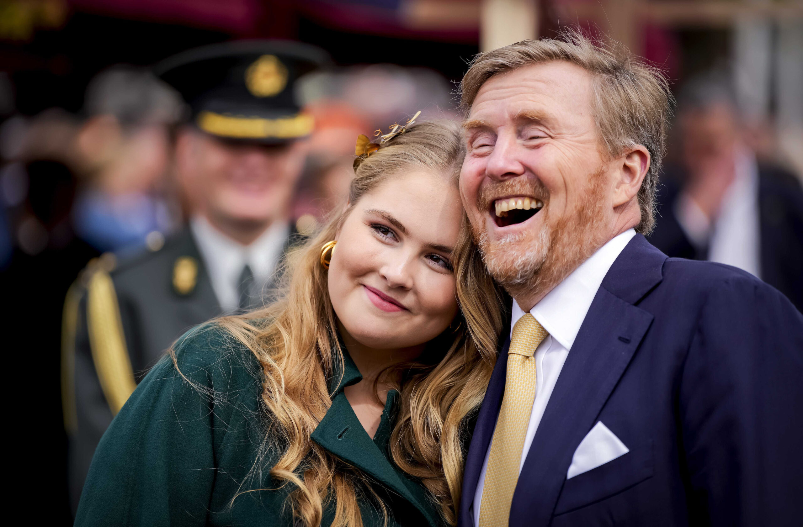 Ein Herz und eine Seele: Prinzessin Amalia mit ihrem Vater König Willem-Alexander. © picture alliance / ANP | Freek van den Bergh