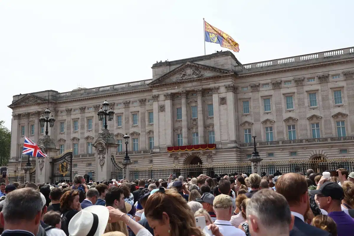 Touristen dürfen auf den Balkon des Buckingham Palace