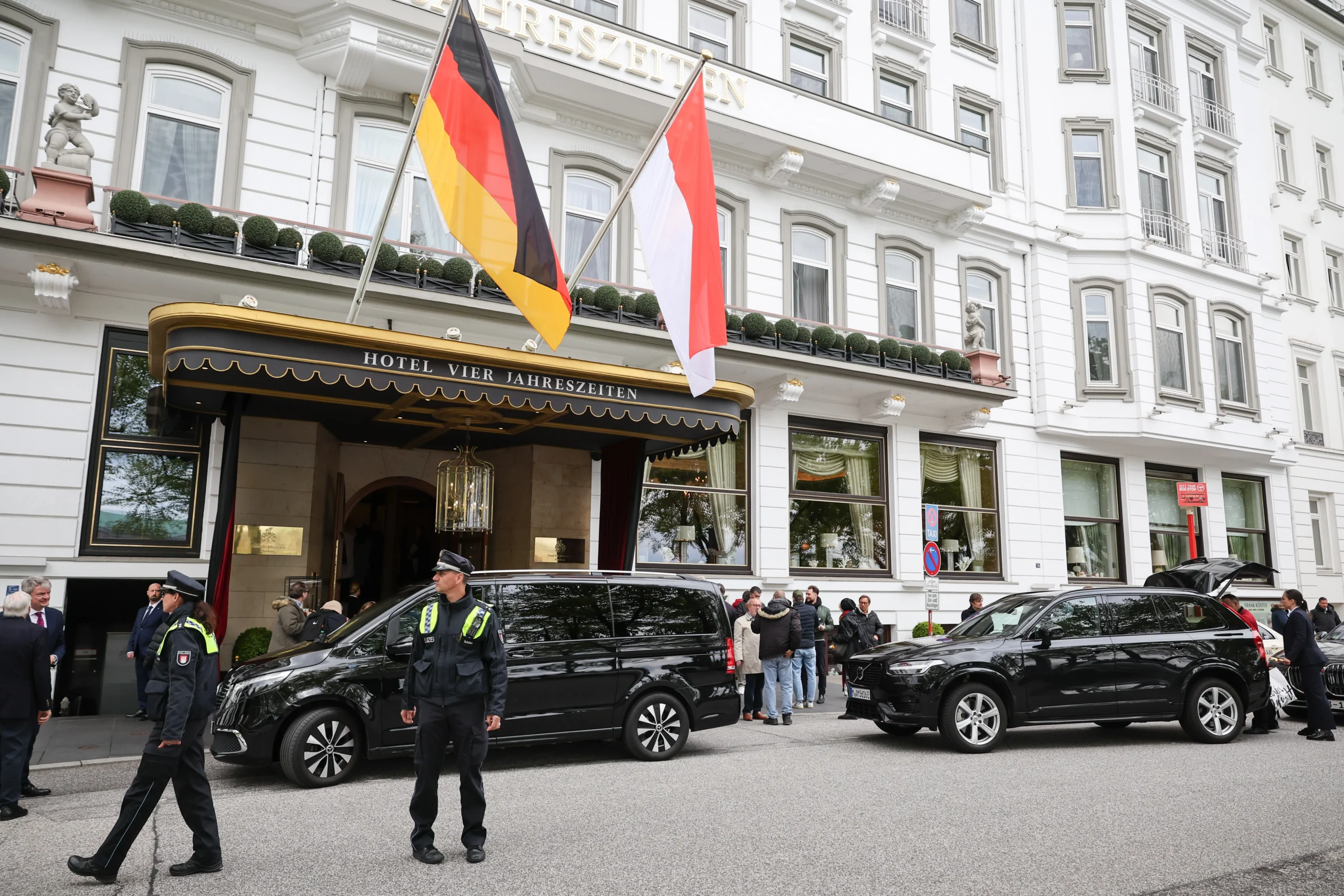 Fans warten vor dem Hotel Vier Jahreszeiten in Hamburg auf die Royals. © picture alliance/dpa | Christian Charisius