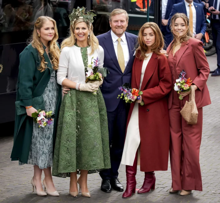 Die niederländische Königsfamilie wird bei ihrer Ankunft in Emmen herzlich begrüßt. © picture alliance / ANP | Sander Koning