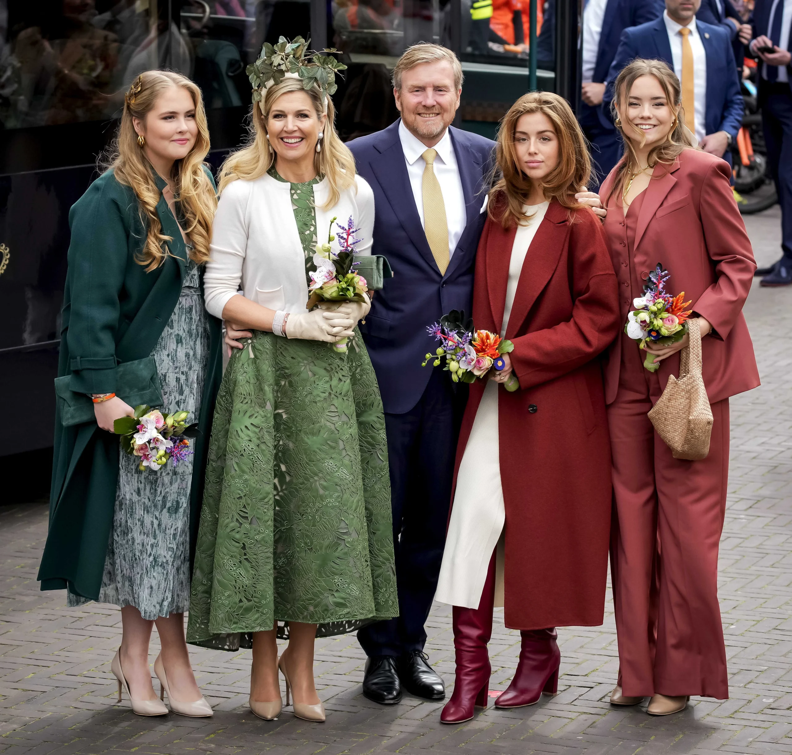 Die niederländische Königsfamilie wird bei ihrer Ankunft in Emmen herzlich begrüßt. © picture alliance / ANP | Sander Koning