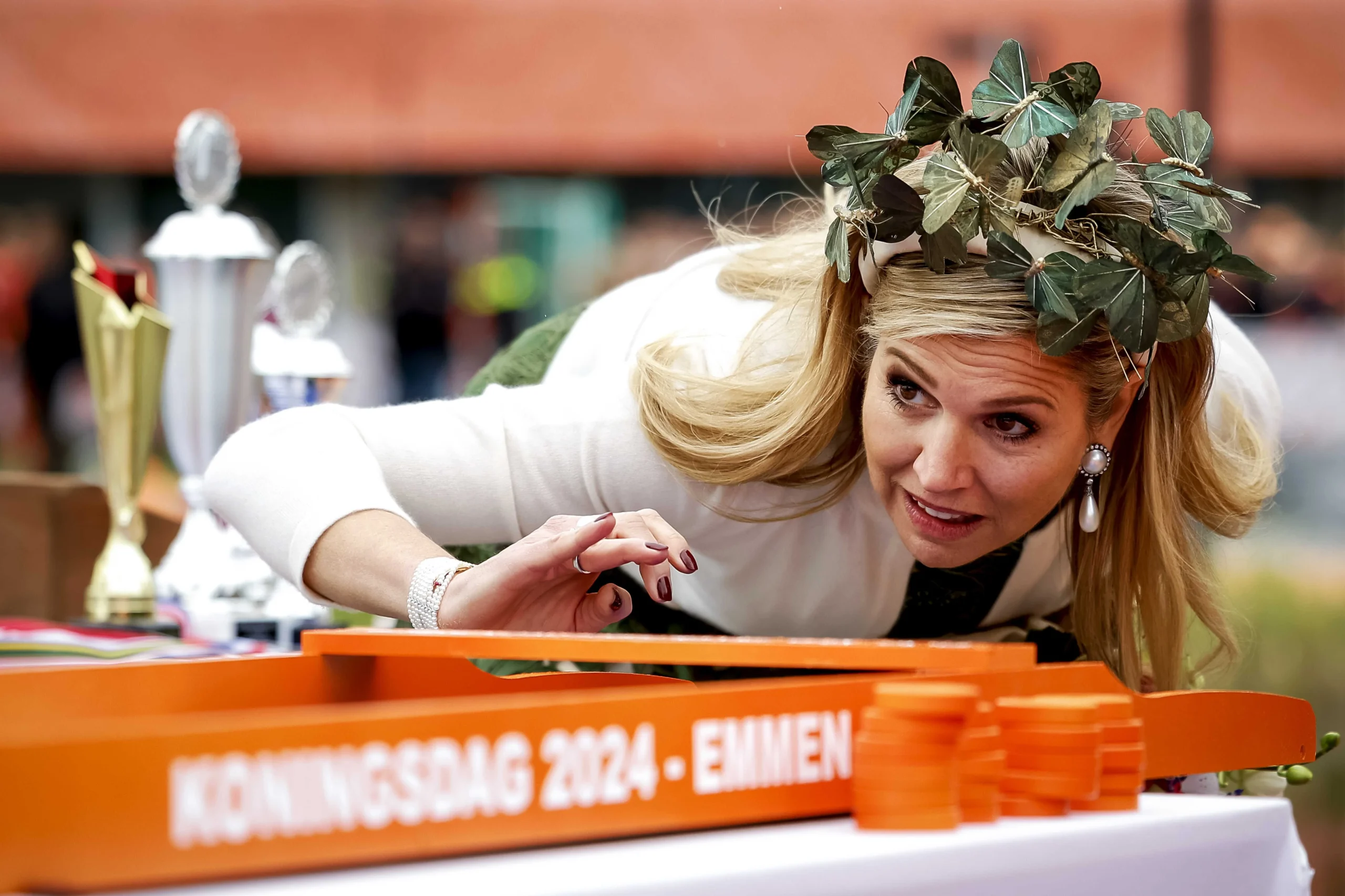 Königin Maxima muss einen kleinen Puck ins Tor schießen. © picture alliance / ANP | Sem van der Wa