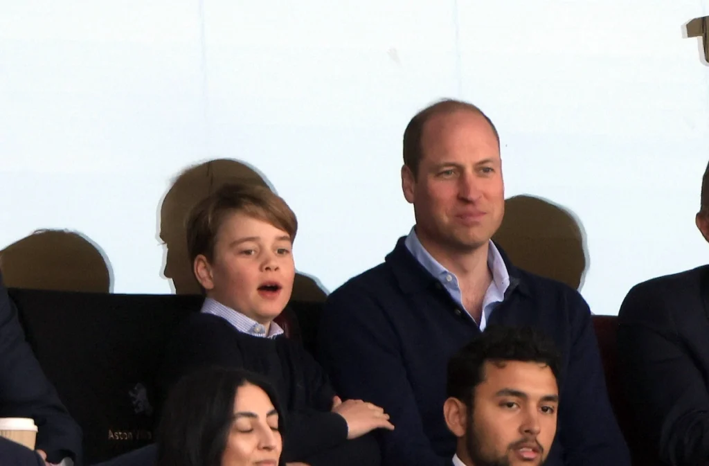 Prinz George und Prinz William im Stadion beim Fußballspiel von Aston Villa