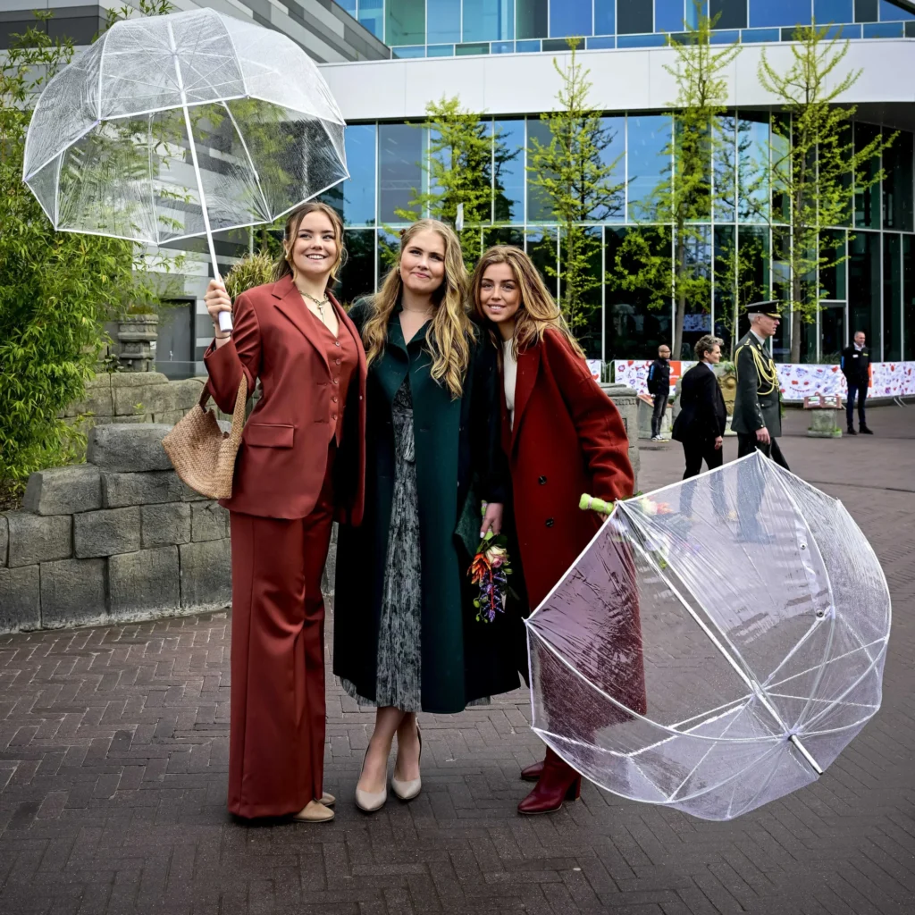 Prinzessin Ariane, Prinzessin Amalia und Prinzessin Alexia sorgen auch bei Regen für Sonnenschein. © picture alliance / ANP | Mischa Schoemaker