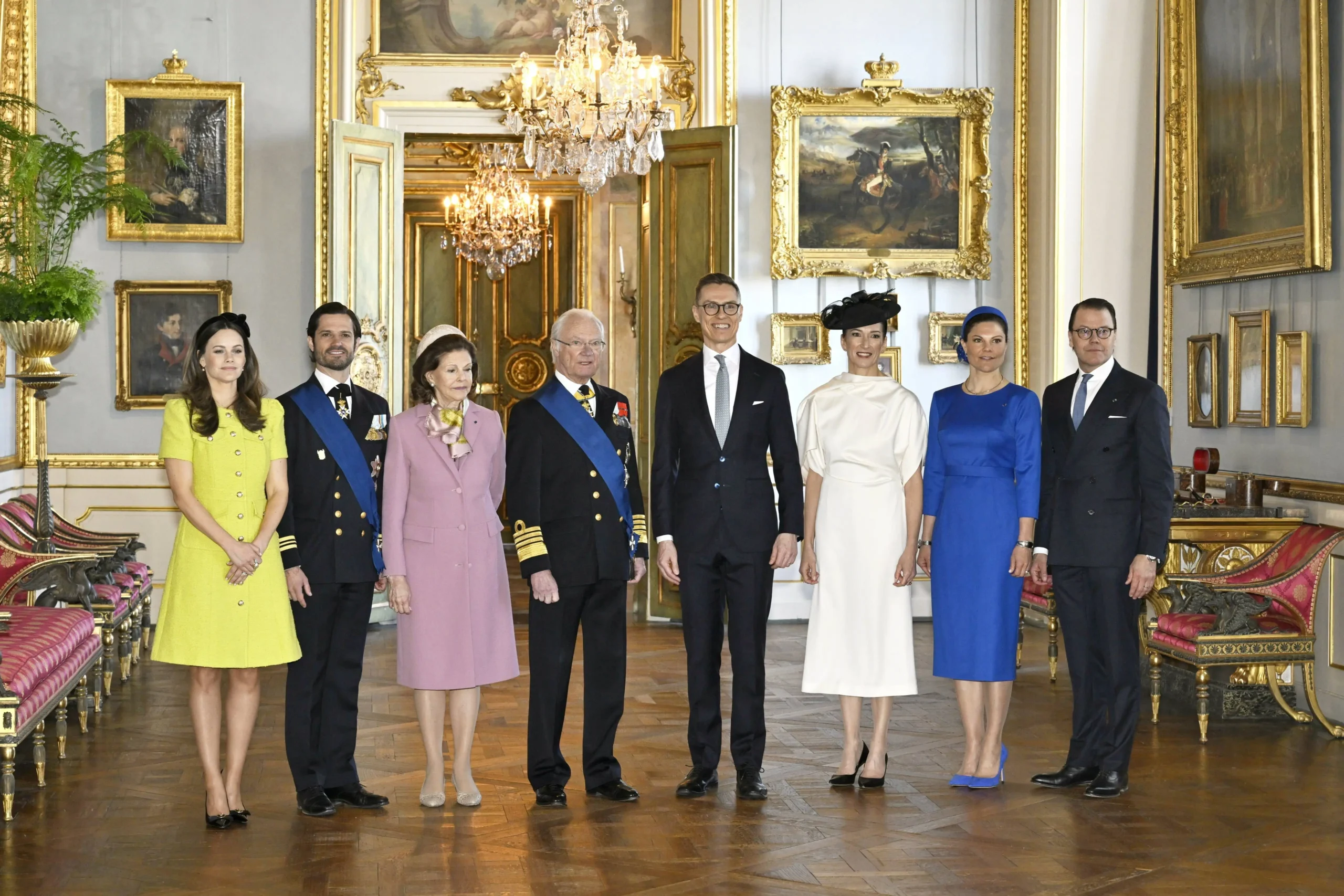 Die schwedischen Royals begrüßen den finnischen Präsidenten Alexander Stubb und seine Frau Suzanne Innes-Stubb im Schloss. 