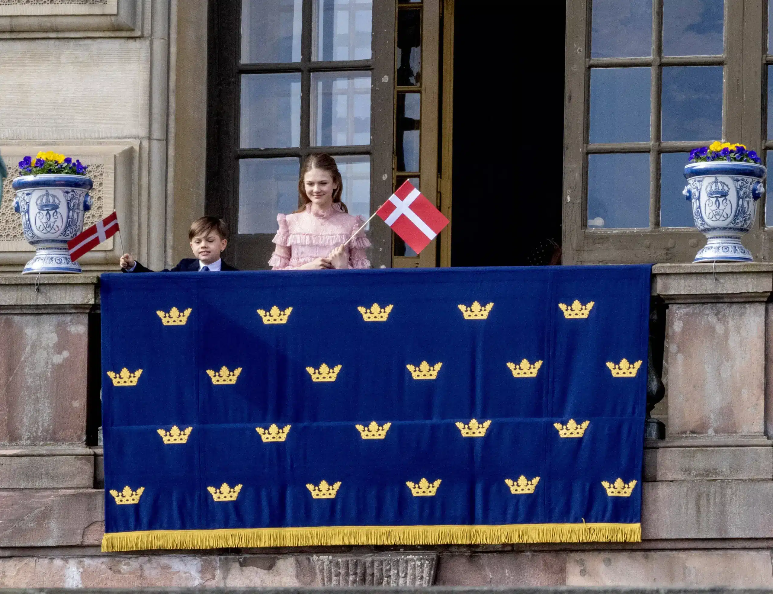 Prinz Oscar und Prinzessin Estelle erwarteten das dänische Königspaar mit dänischen Fahnen. Mary ist die Patentante von Estelle. © IMAGO / PPE