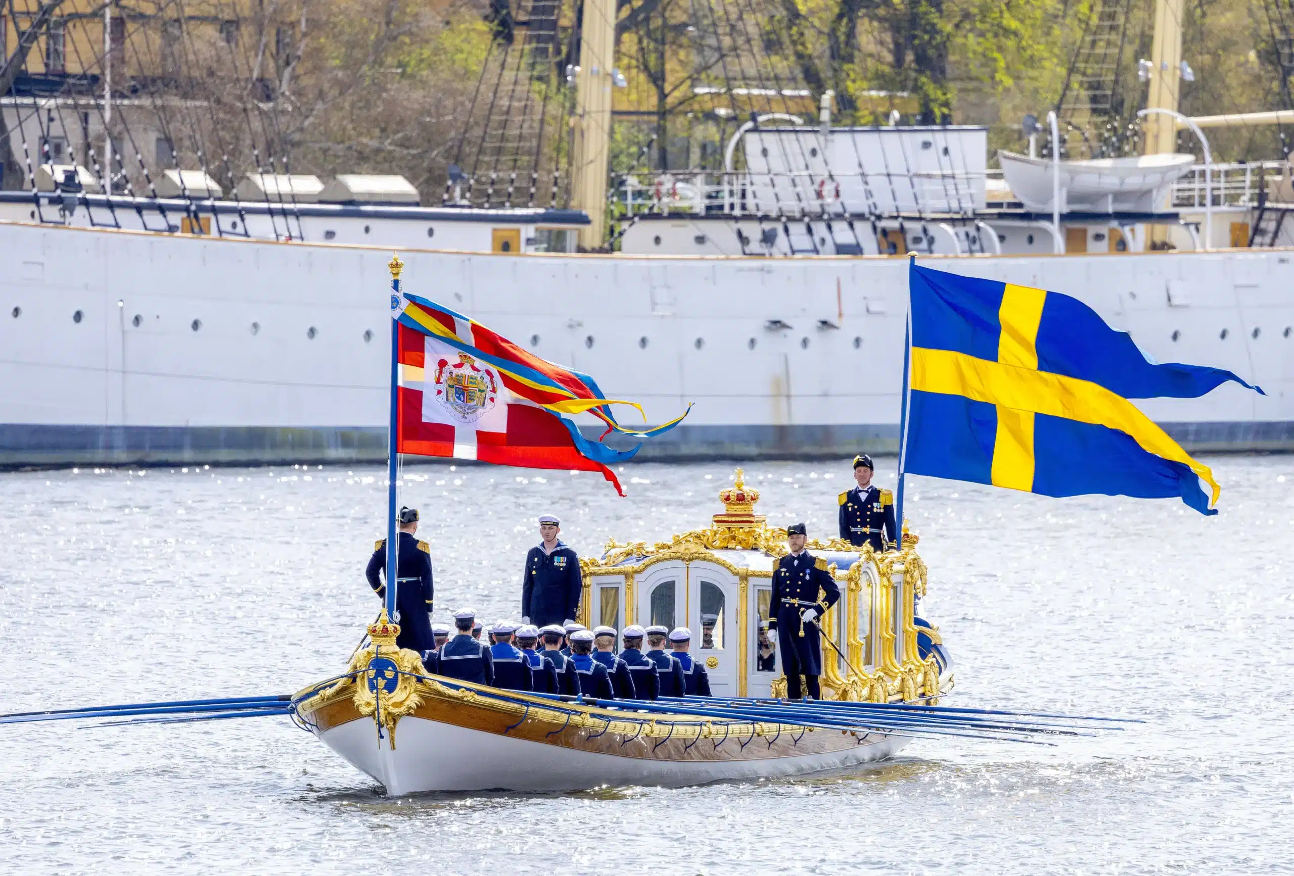 Die Barkasse schippert mit den Royals nach Skeppsbron in Stockholm. © IMAGO / PPE