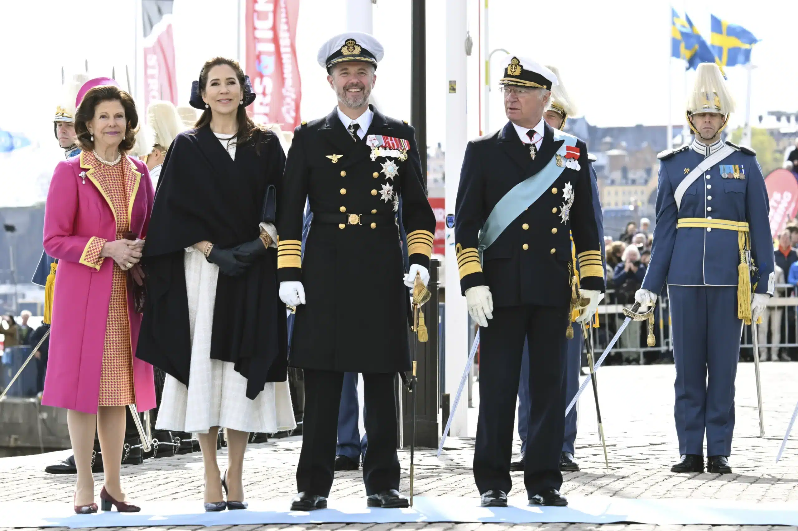 Königin Mary und König Frederik werden von Königin Silvia und König Carl Gustaf in Empfang genommen.
