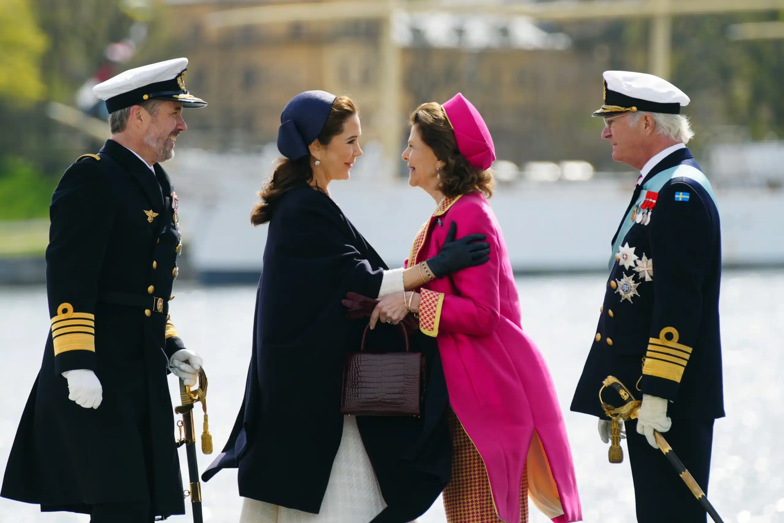 Königin Silvia begrüßt Königin Mary auf Skeppsbron. © picture alliance / ASSOCIATED PRESS | Ida Marie Odgaard