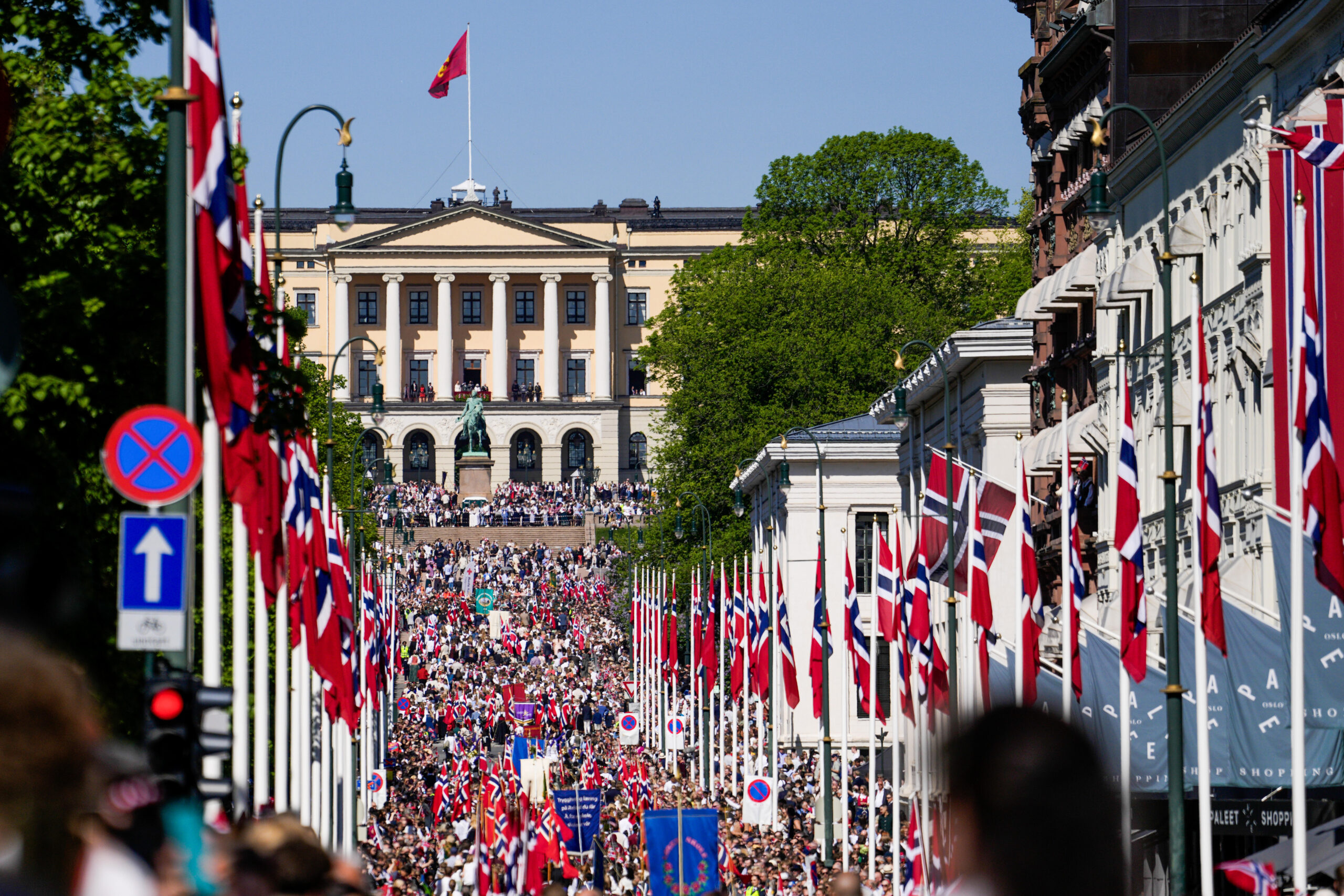 Norwegen feiert Nationalfeiertag mit Kinderparade vor dem Schloss