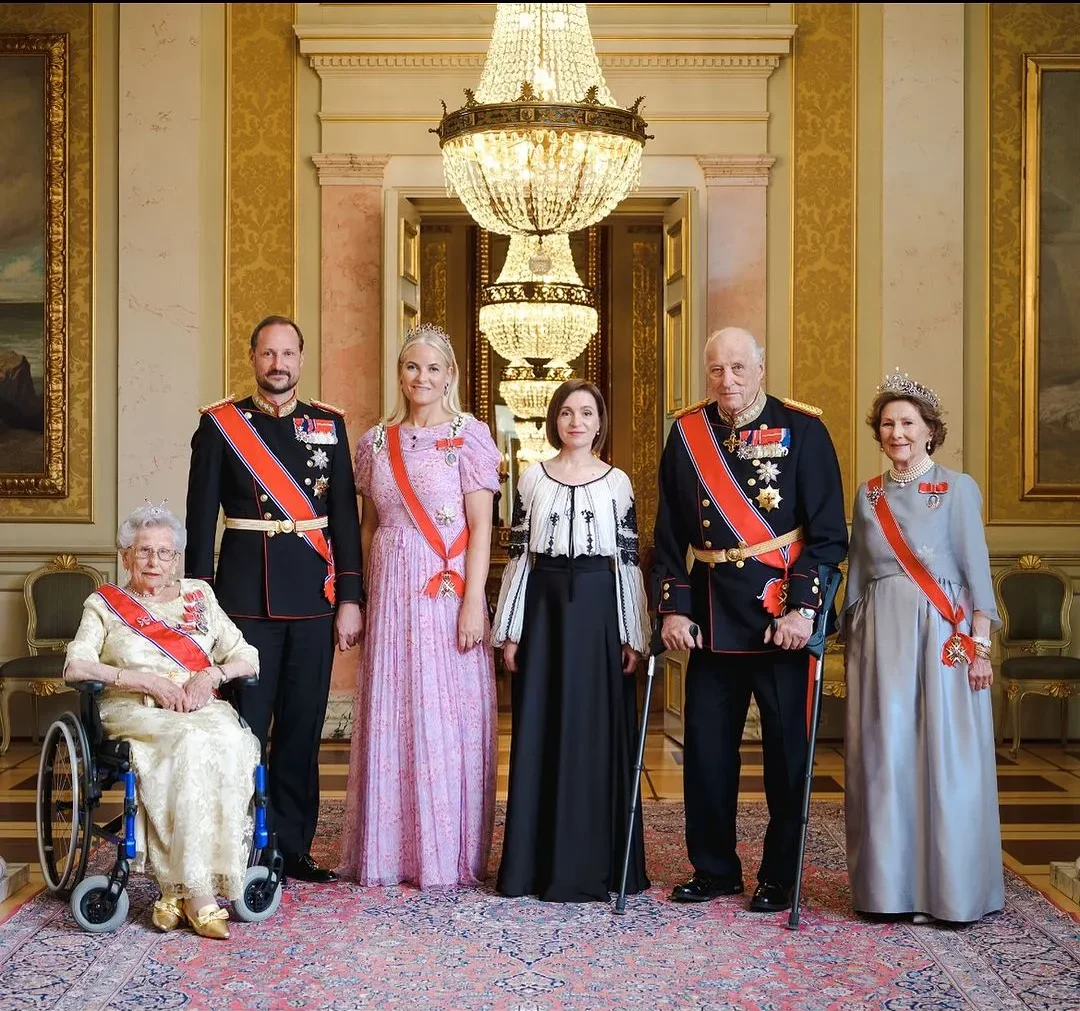 Die norwegische Königsfamilie und Maia Sandu, Präsidentin der Republik Moldau.