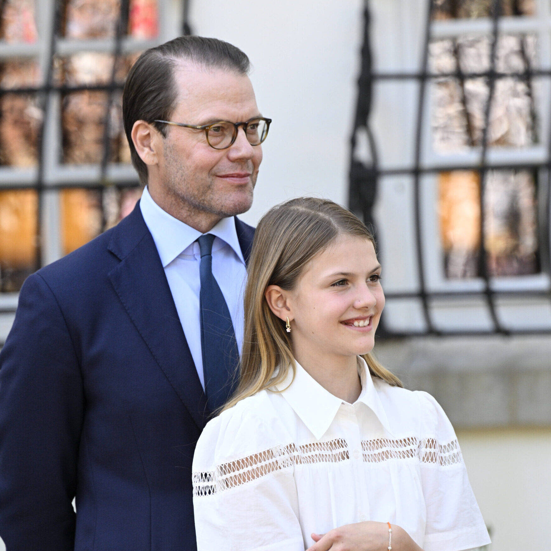 Prinzessin Estelle und Prinz Daniel schauen sich gemeinsam Kunstwerke an