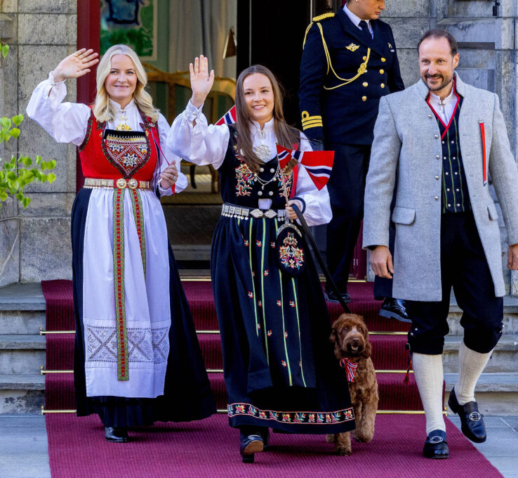 Nationalfeiertag in Norwegen: Kronprinzessin Mette-Marit, Prinzessin Ingrid Alexandra und Kronprinz Haakon