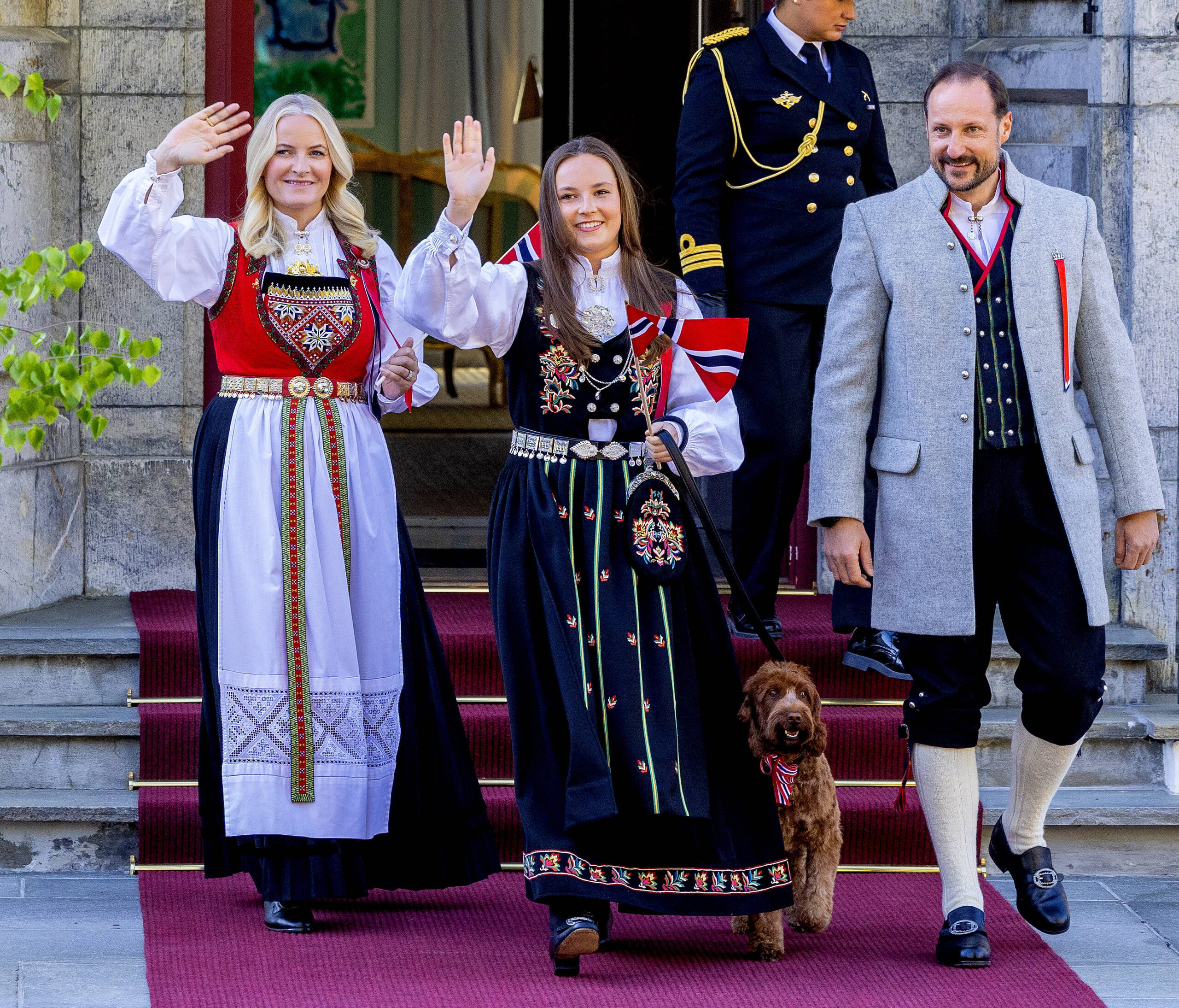 Nationalfeiertag in Norwegen: Kronprinzessin Mette-Marit, Prinzessin Ingrid Alexandra und Kronprinz Haakon