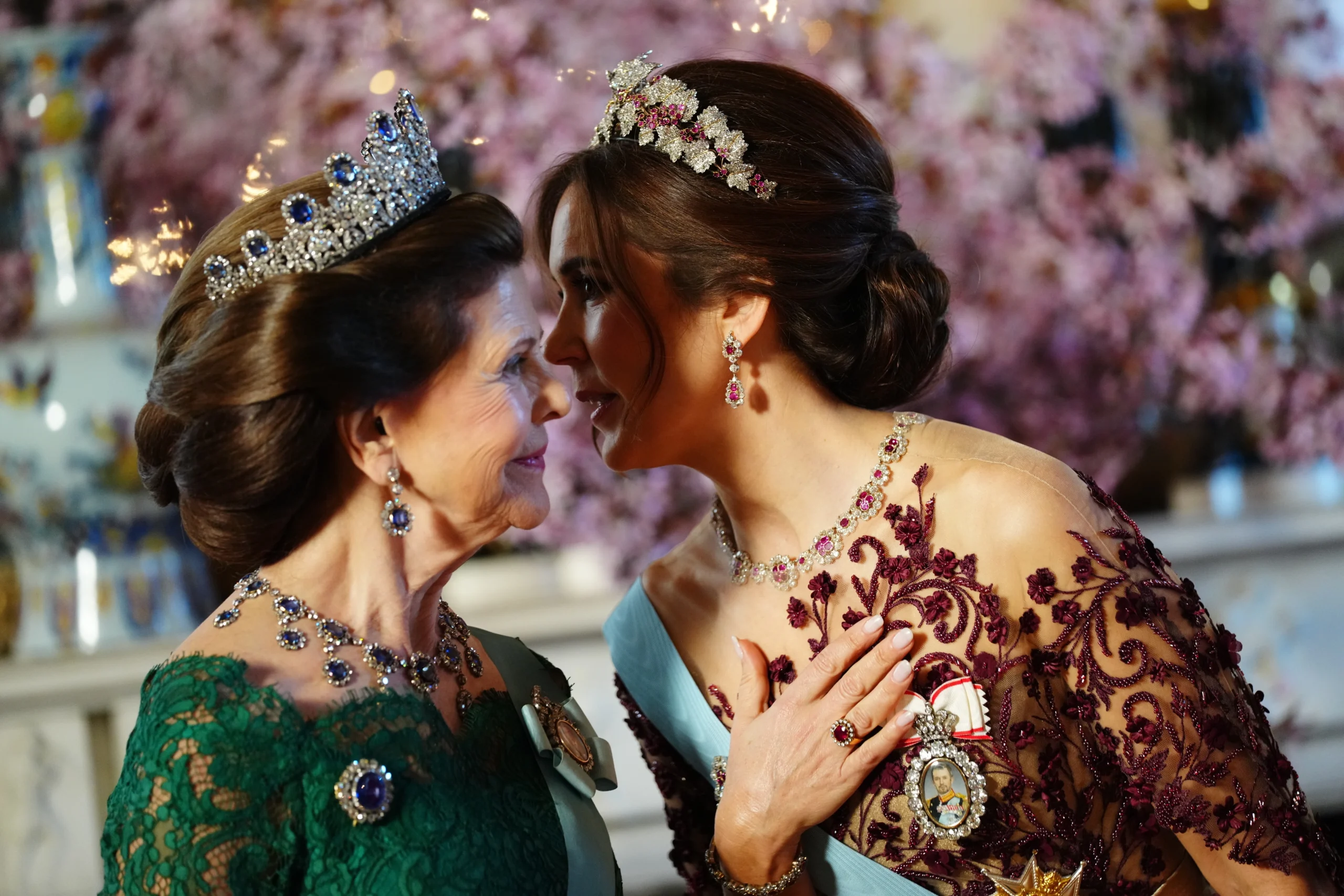Königin Silvia und Königin Mary tuscheln wie alte Freundinnen