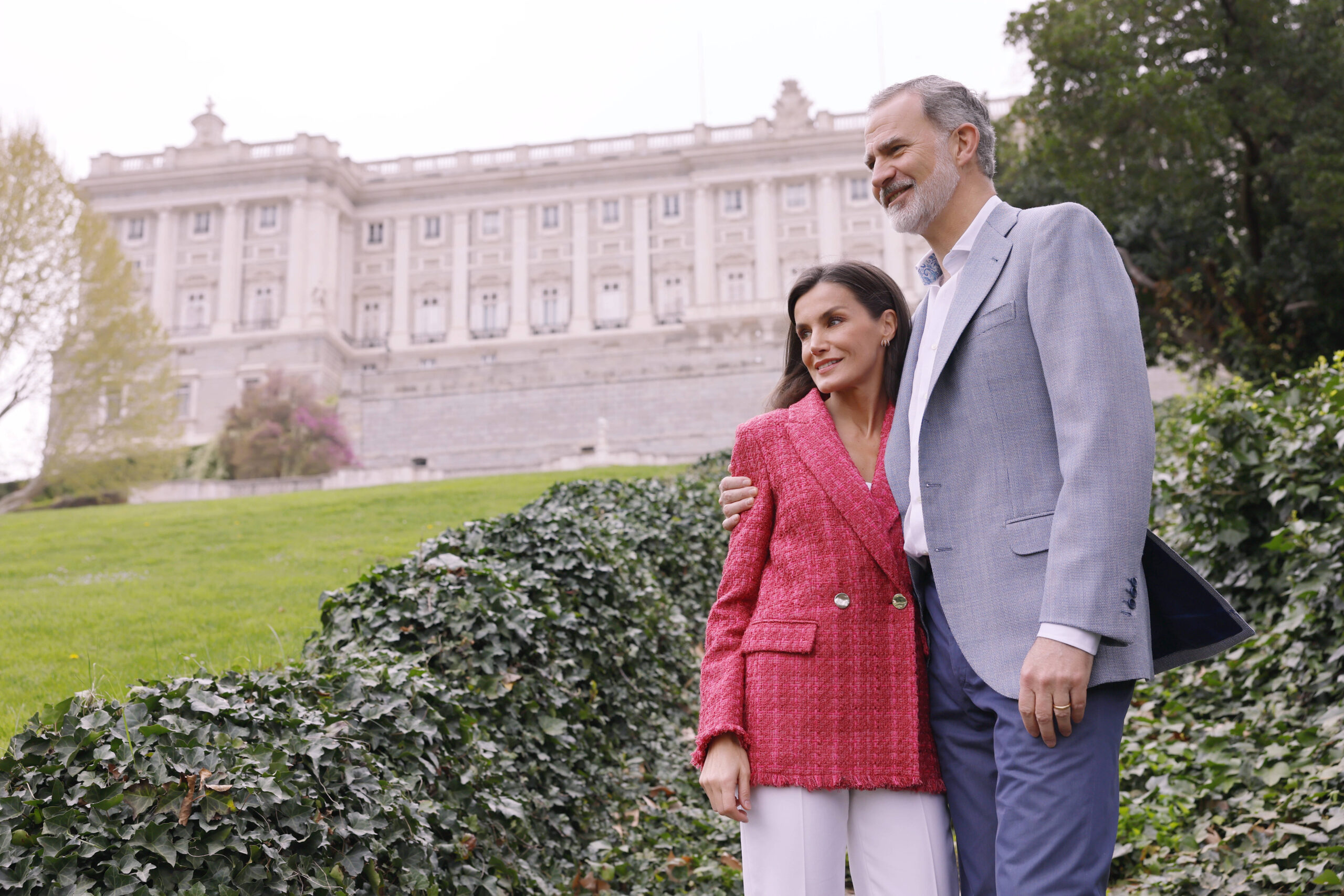 18. Mai 2024: Vor zehn Jahren wurden Felipe und Letizia zum neuen Königspaar von Spanien. Die neuen Fotos entstanden in den Gärten des Palacio Real.