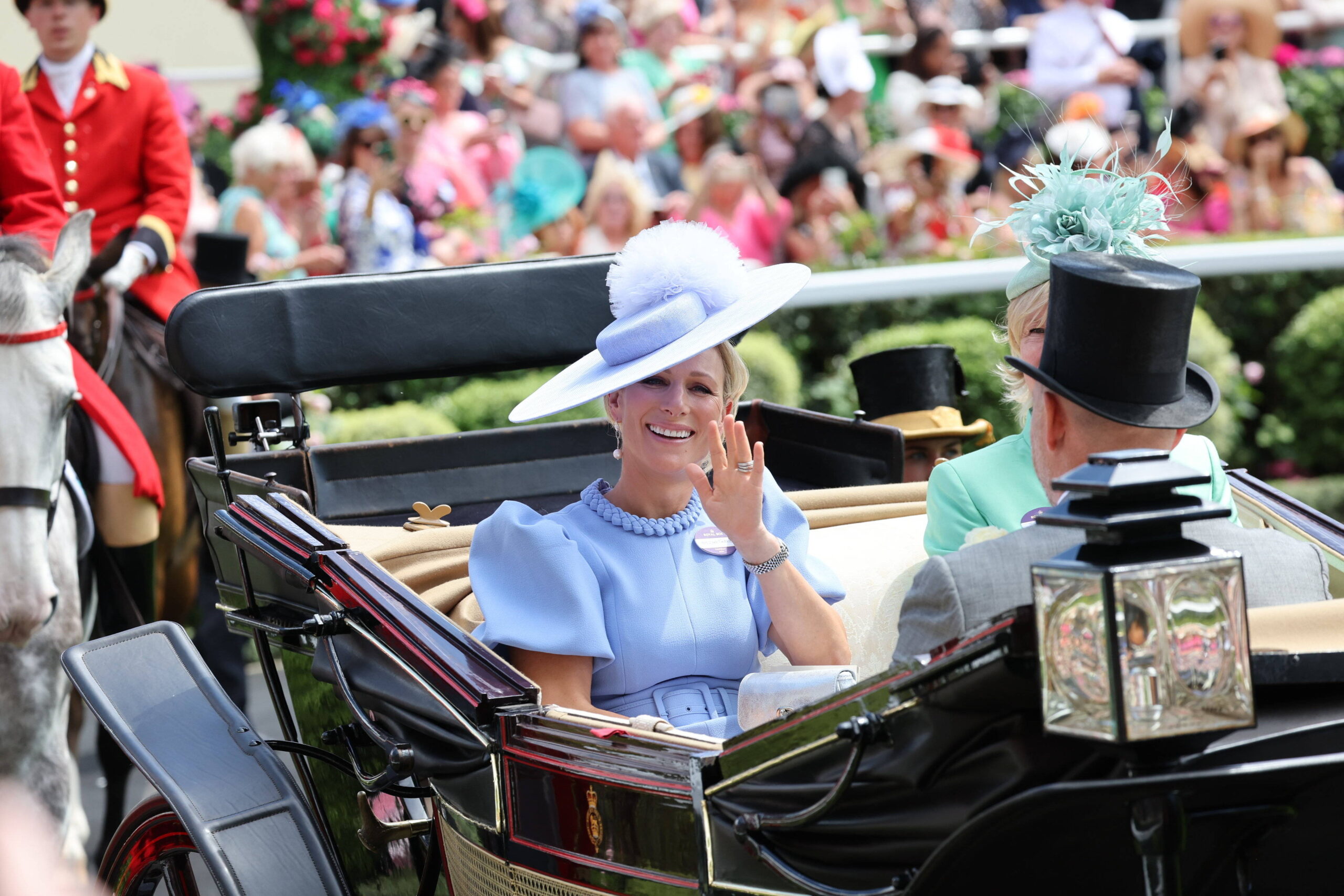 Zara Tindall sitzt ihrem Ehemann Mike Tindall gegenüber. In der vierten Kutsche sitzen außerdem noch der Herzog und die Herzogin of Richmond and Gordon. © IMAGO / i Images