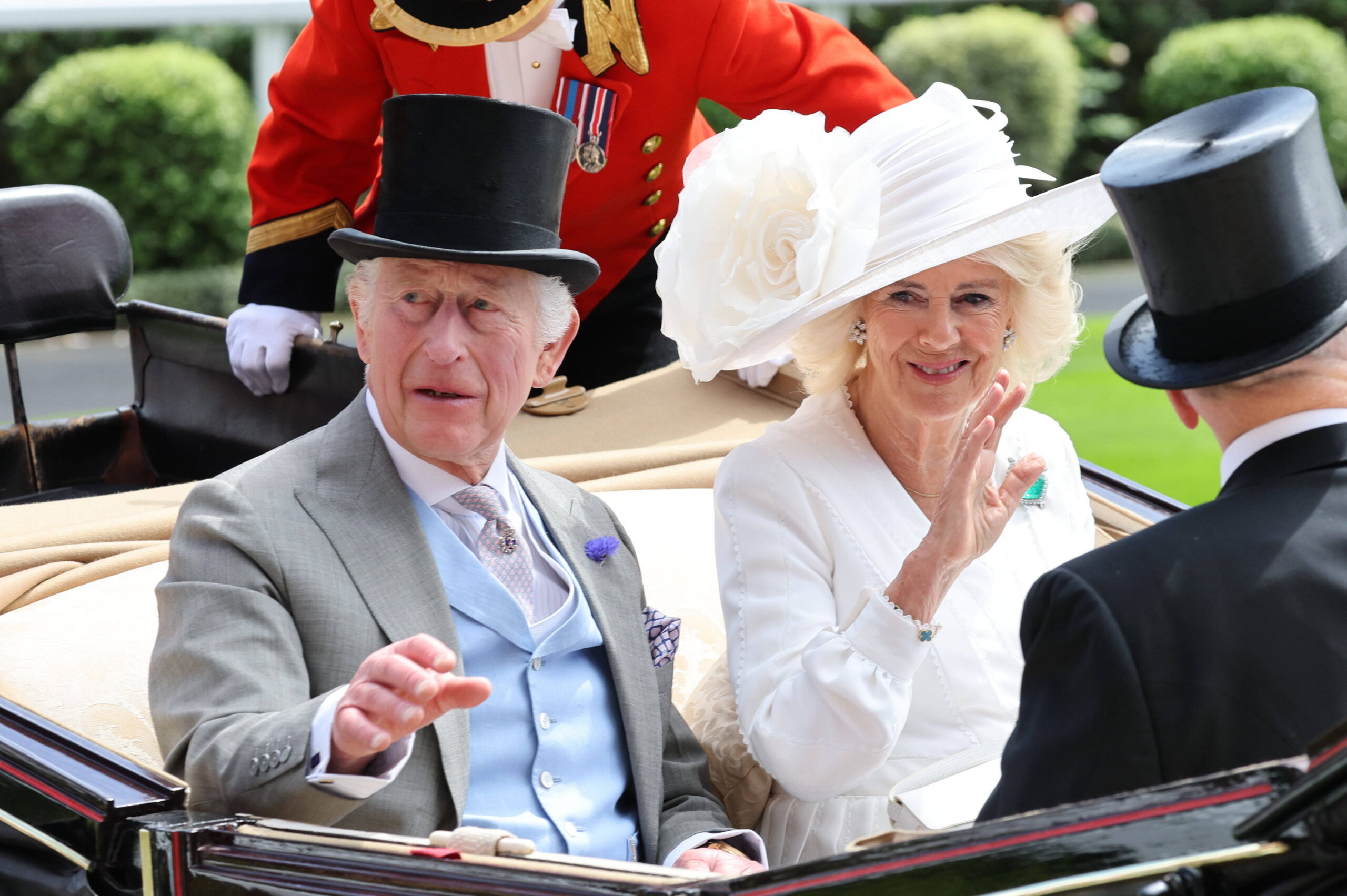 20. Juni 2024: Am dritten Tag ist auch König Charles wieder in Ascot dabei. In seiner Kutsche fahren Königin Camilla sowie der Herzog und die Herzogin von Devonshire. © IMAGO / i Images