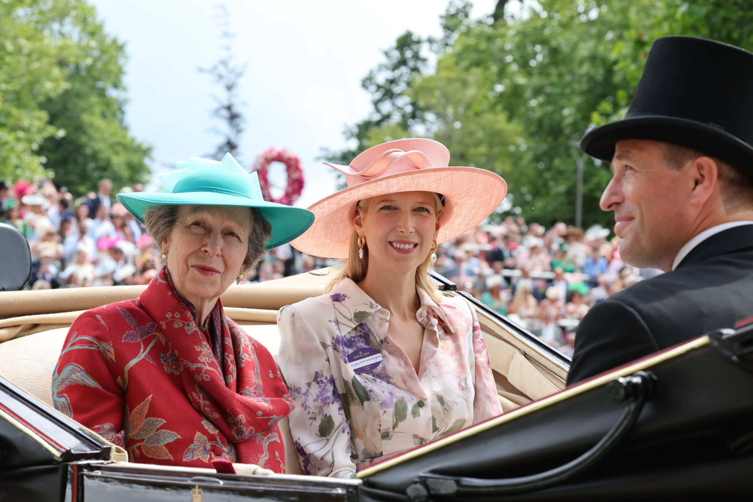 Die zweite Kutsche wird von Prinzessin Anne, Lady Gabriella Kingston, Peter Phillips und Rennsport- und Zuchtberater John Warren besetzt. © IMAGO / i Images