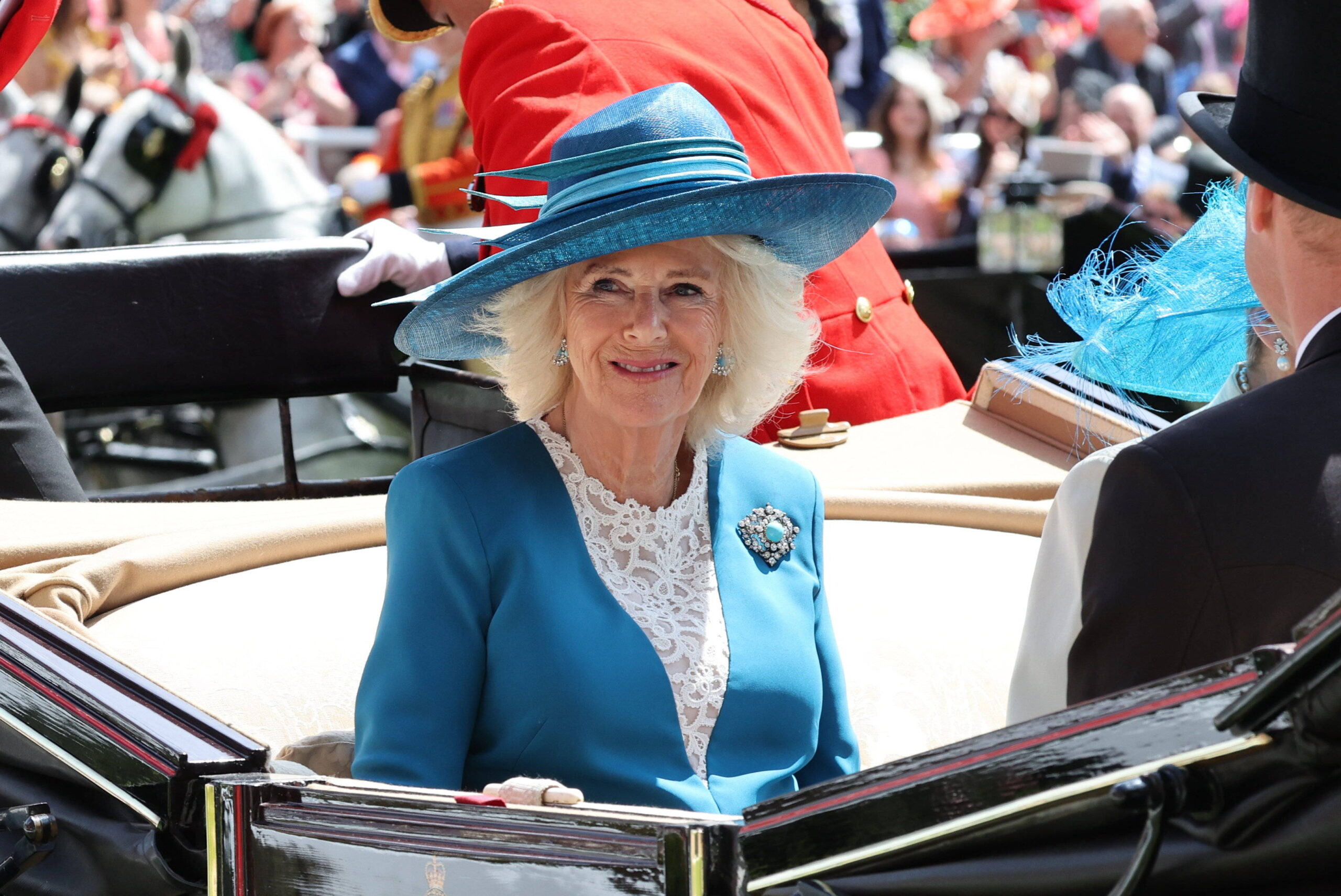 Königin Camilla erscheint ohne König Charles. Modisch setzt sie heute auf die Farbe Petrol. © IMAGO / i Images