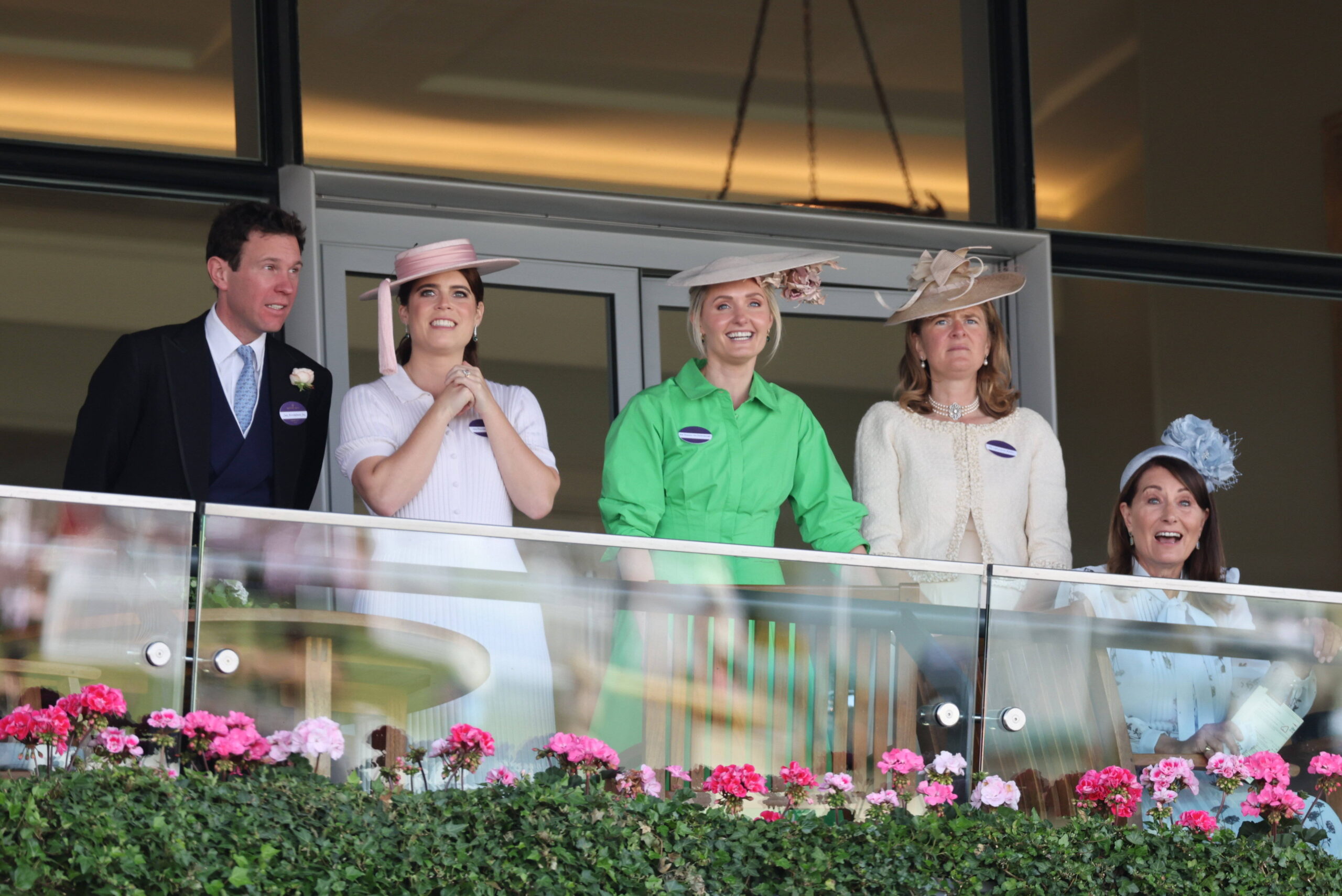 Carole Middleton (r.), die Mutter von Prinzessin Kate, besucht das Pferderennen ebenfalls. © IMAGO / i Images