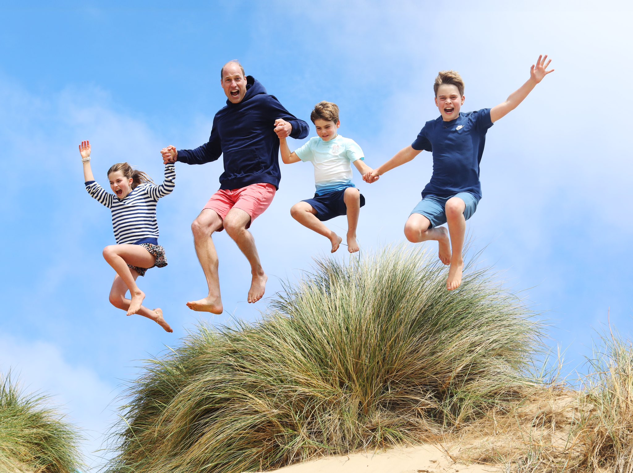 Prinzessin Kate fotografiert: Prinz William springt mit den Kindern Charlotte, Louis und George in den Sand.