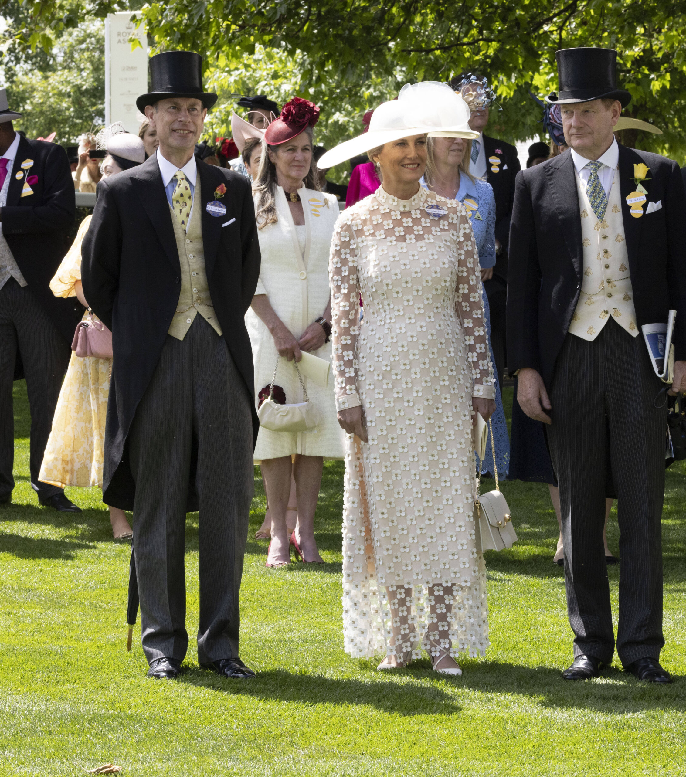 Gräfin Sophie trägt ein Kleid von Suzannah London. © IMAGO / i Images