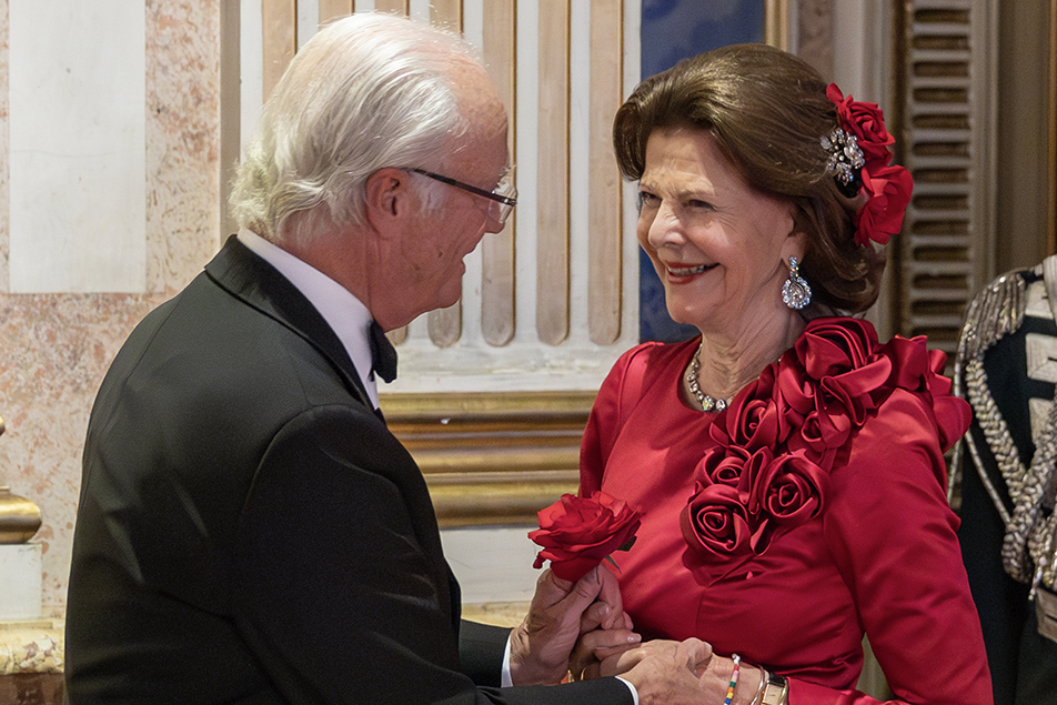 König Carl Gustaf gratuliert Königin Silvia zu ihrem 80. Geburtstag mit einer Rose. 