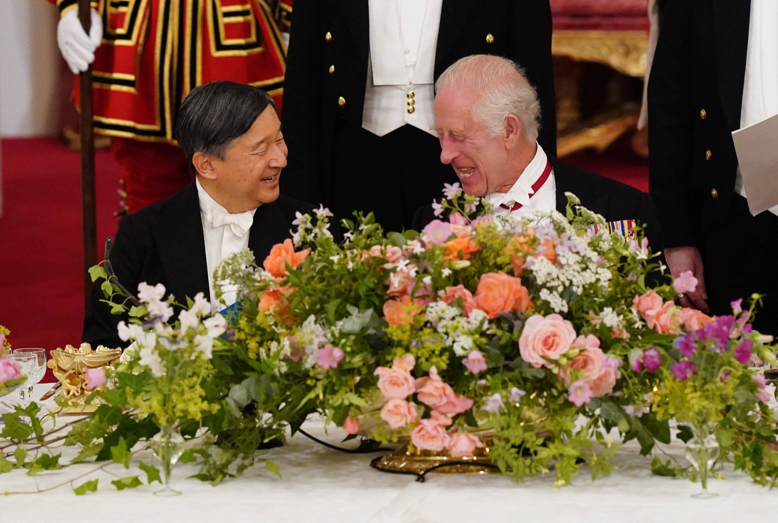 König Charles lacht mit Kaiser Naruhito von Japan