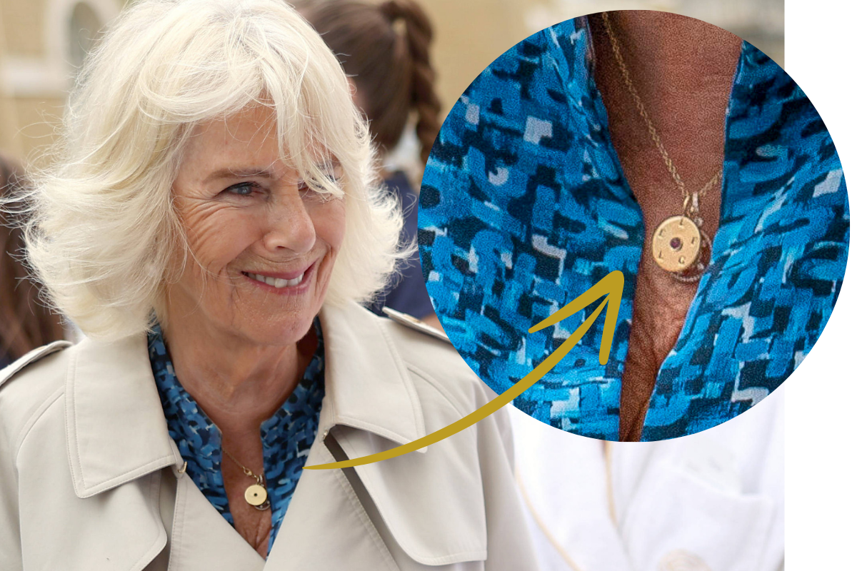 Königin Camilla trägt eine Goldkette mit den Anfangsbuchstaben ihrer Enkelkinder