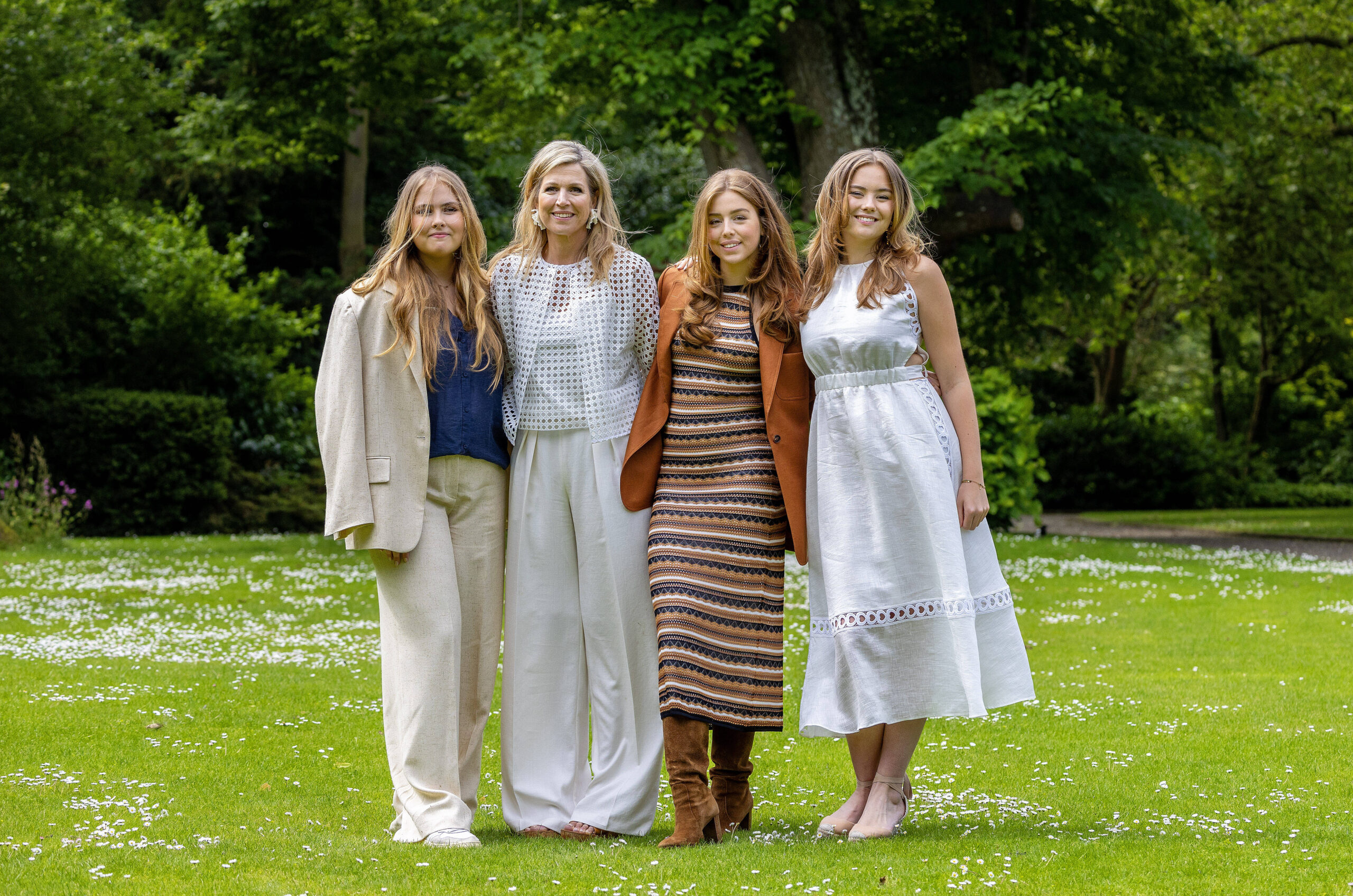 Königin Maxima mit ihren Töchtern beim Fotoshooting im Sommer 2024