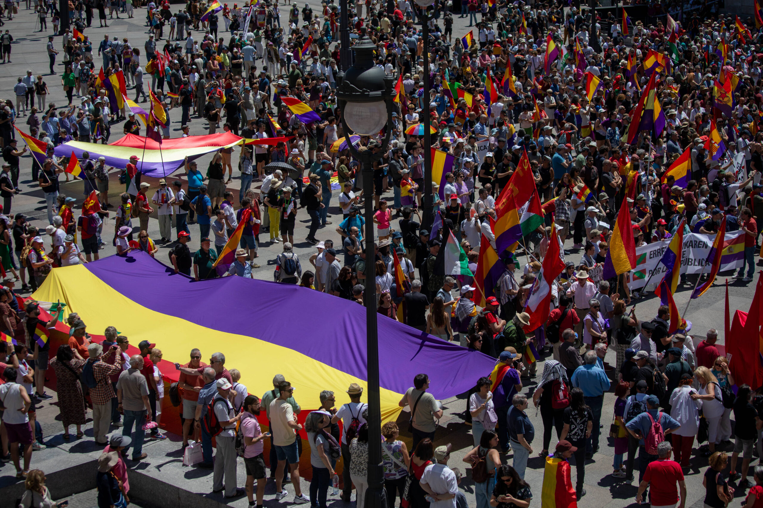 Demonstranten fordern die Abschaffung der spanischen Monarchie