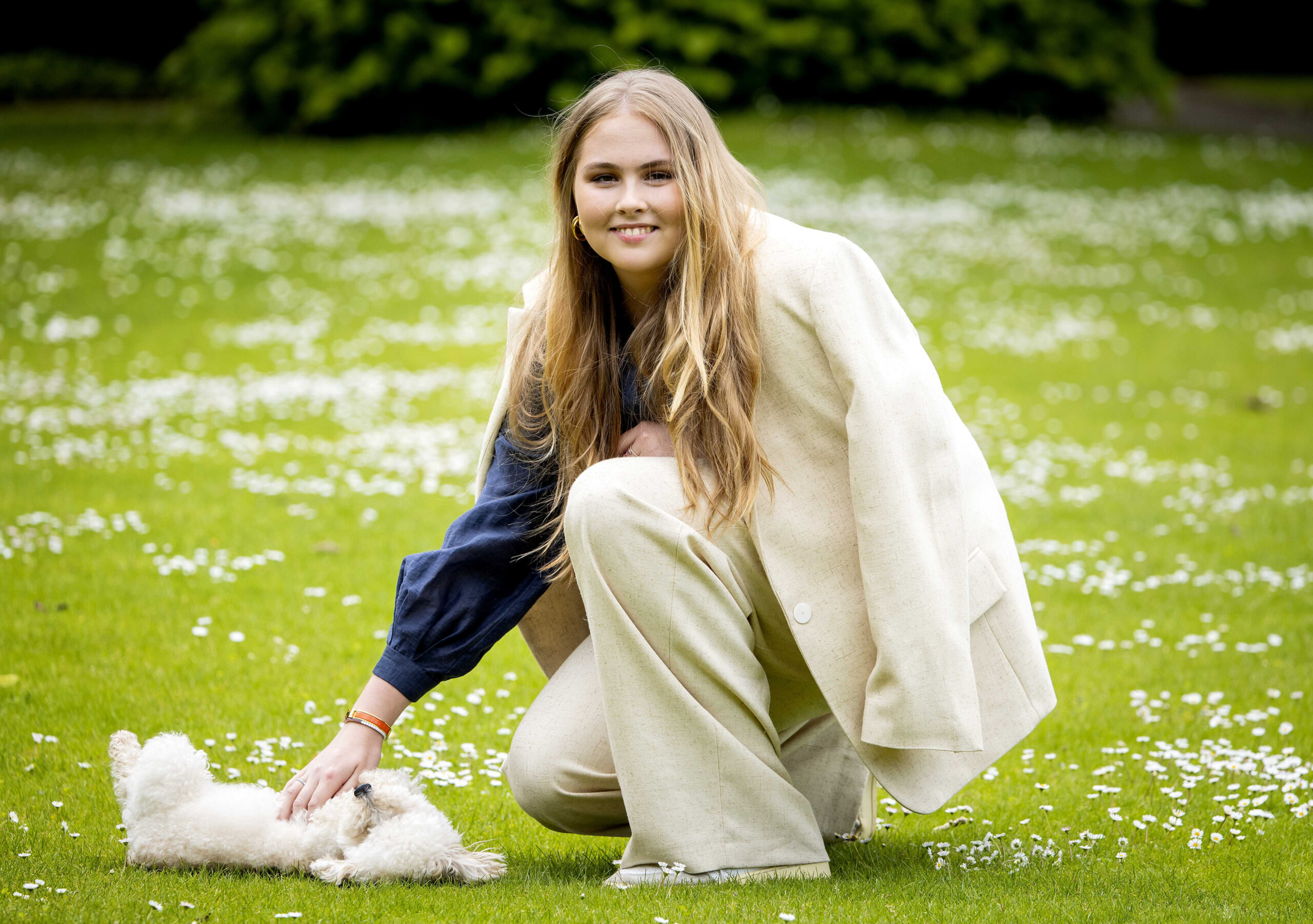 Prinzessin Amalia mit Hund Mambo.