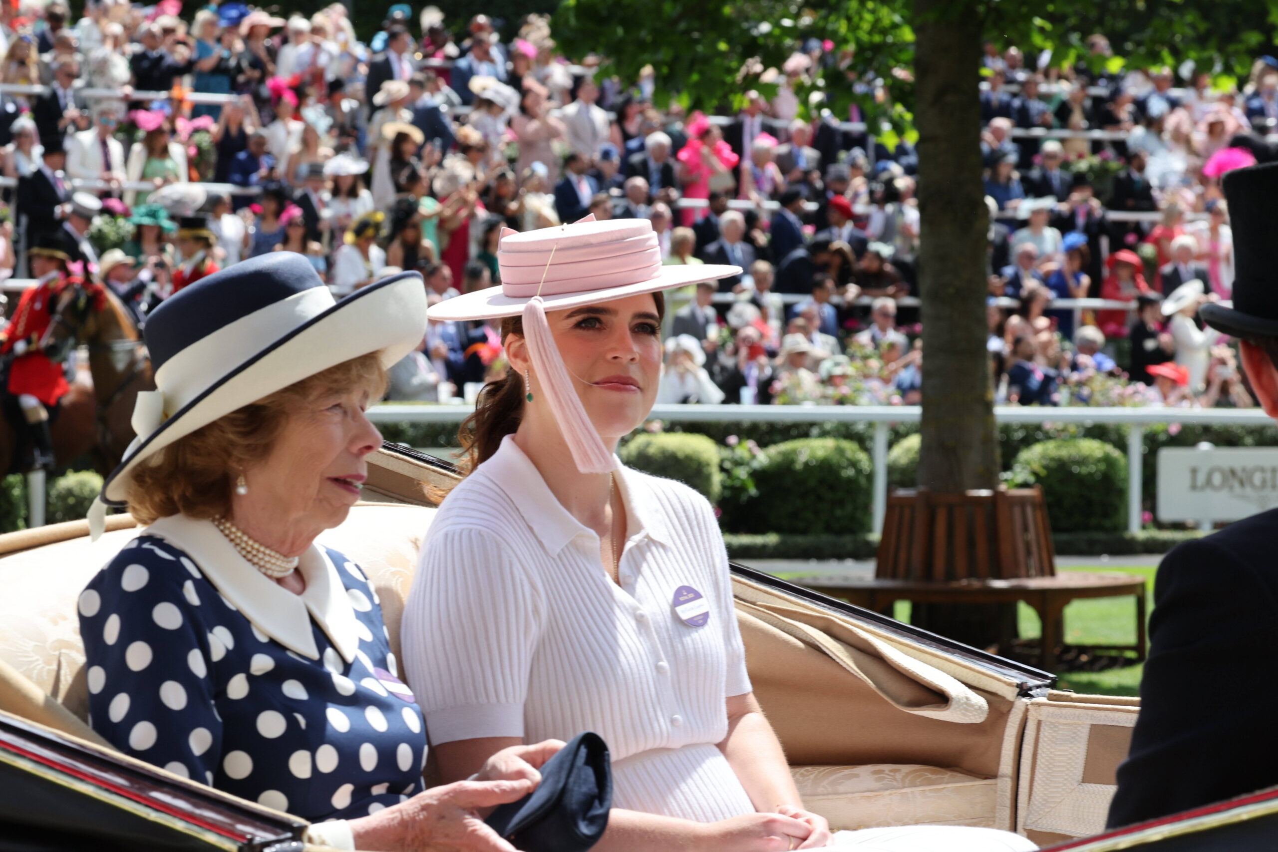 Die dritte Kutsche teilen sich Prinzessin Eugenie, Lady Sarah Keswick, Jack Brooksbank und Sir Mark Prescott Bt. © IMAGO / i Images