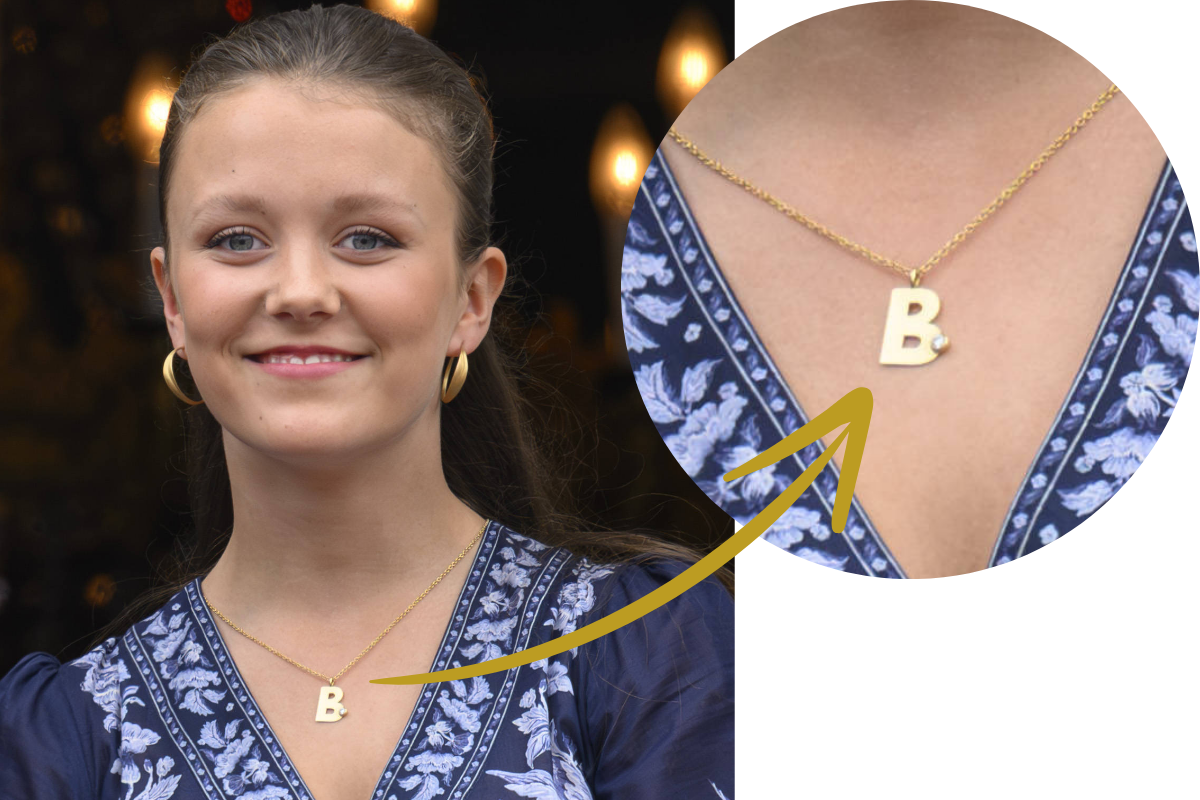 Prinzessin Isabella von Dänemark trägt eine Kette mit einem goldenen „B”