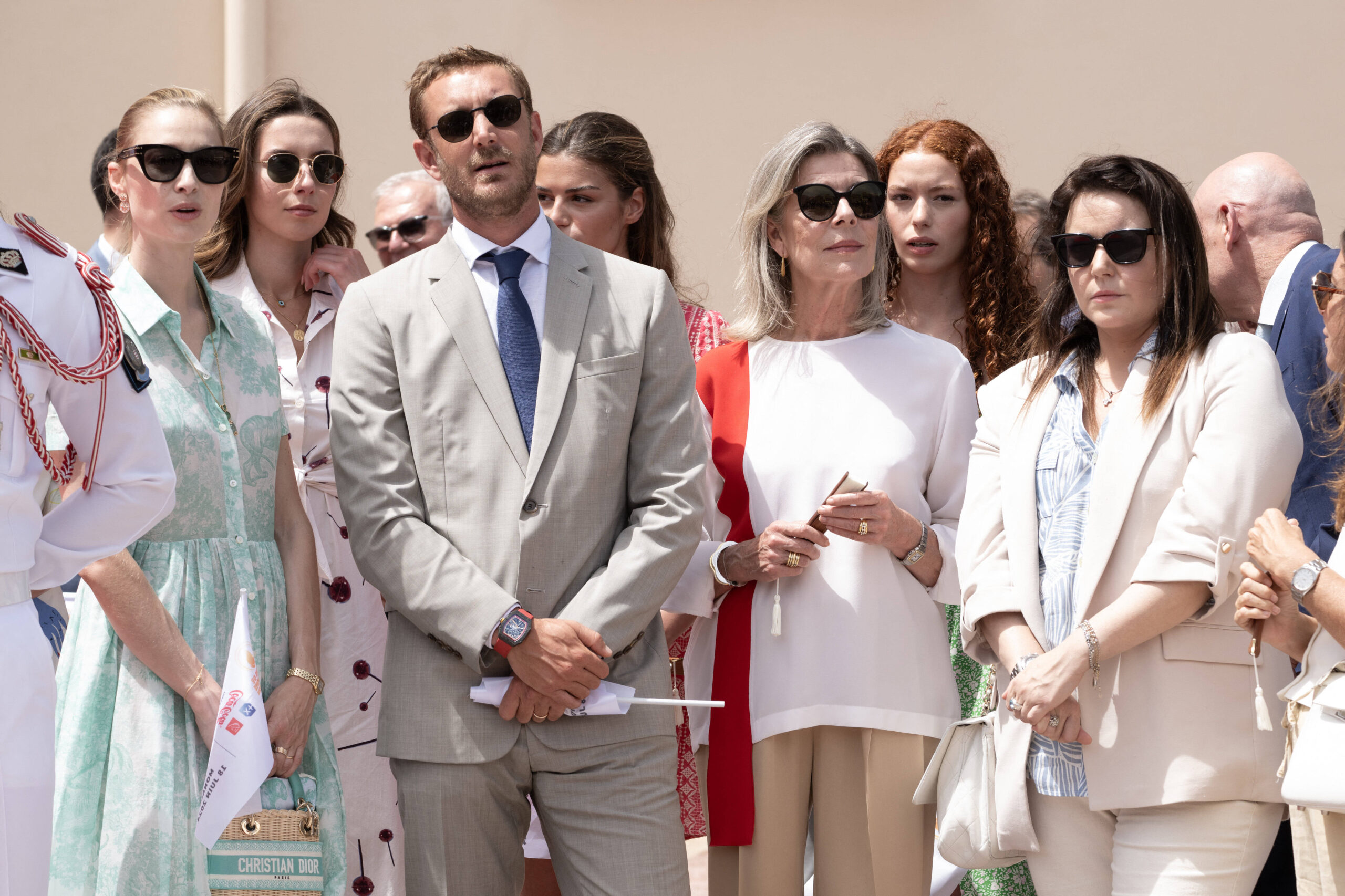 Auch Beatrice und Pierre Casiraghi, Prinzessin Caroline und Melanie-Antoinette Costello de Massy verfolgen die Zeremonie. © IMAGO / ABACAPRESS